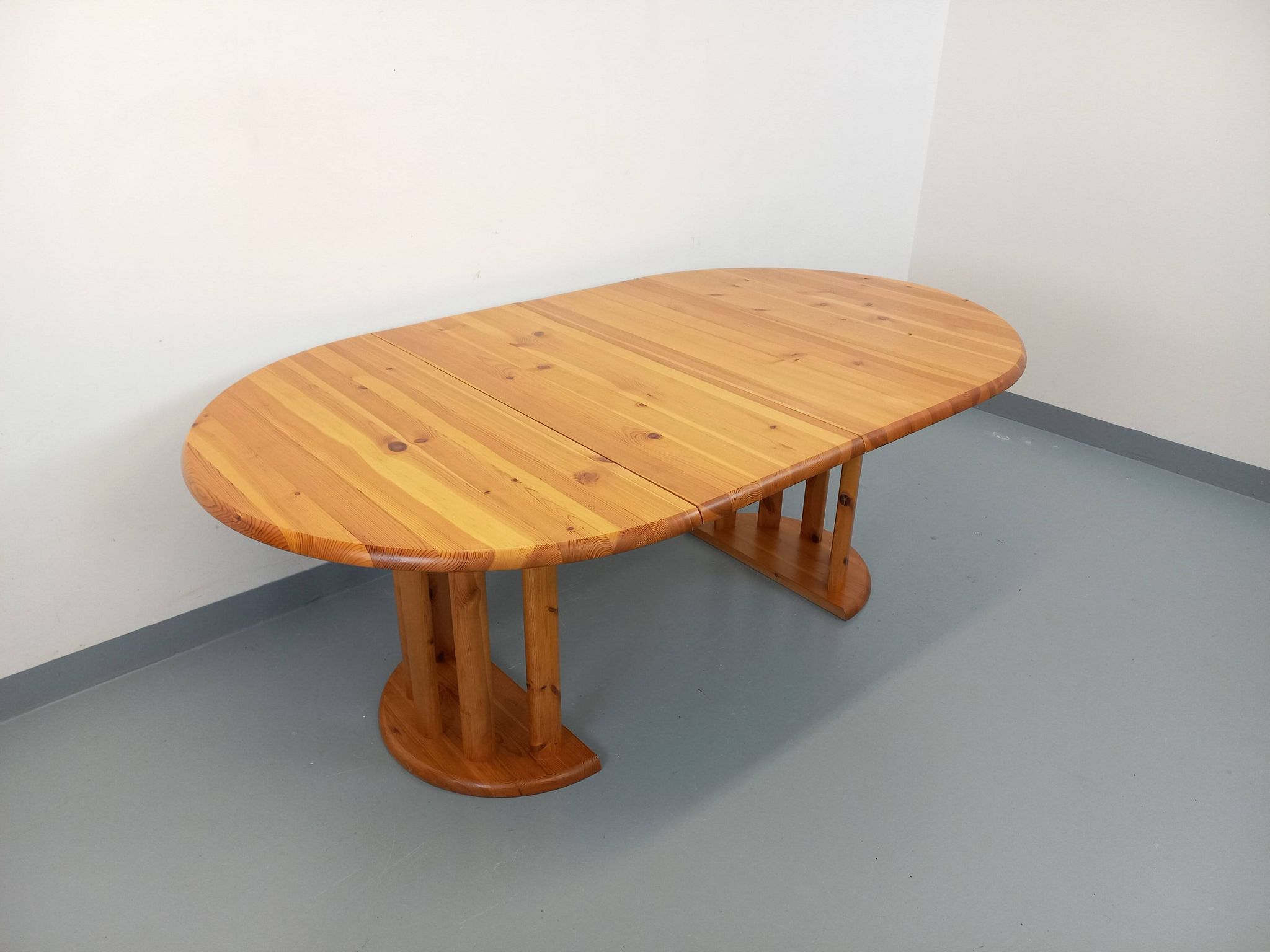 Table à manger ronde scandinave vintage style Rainer Daumiller en pin