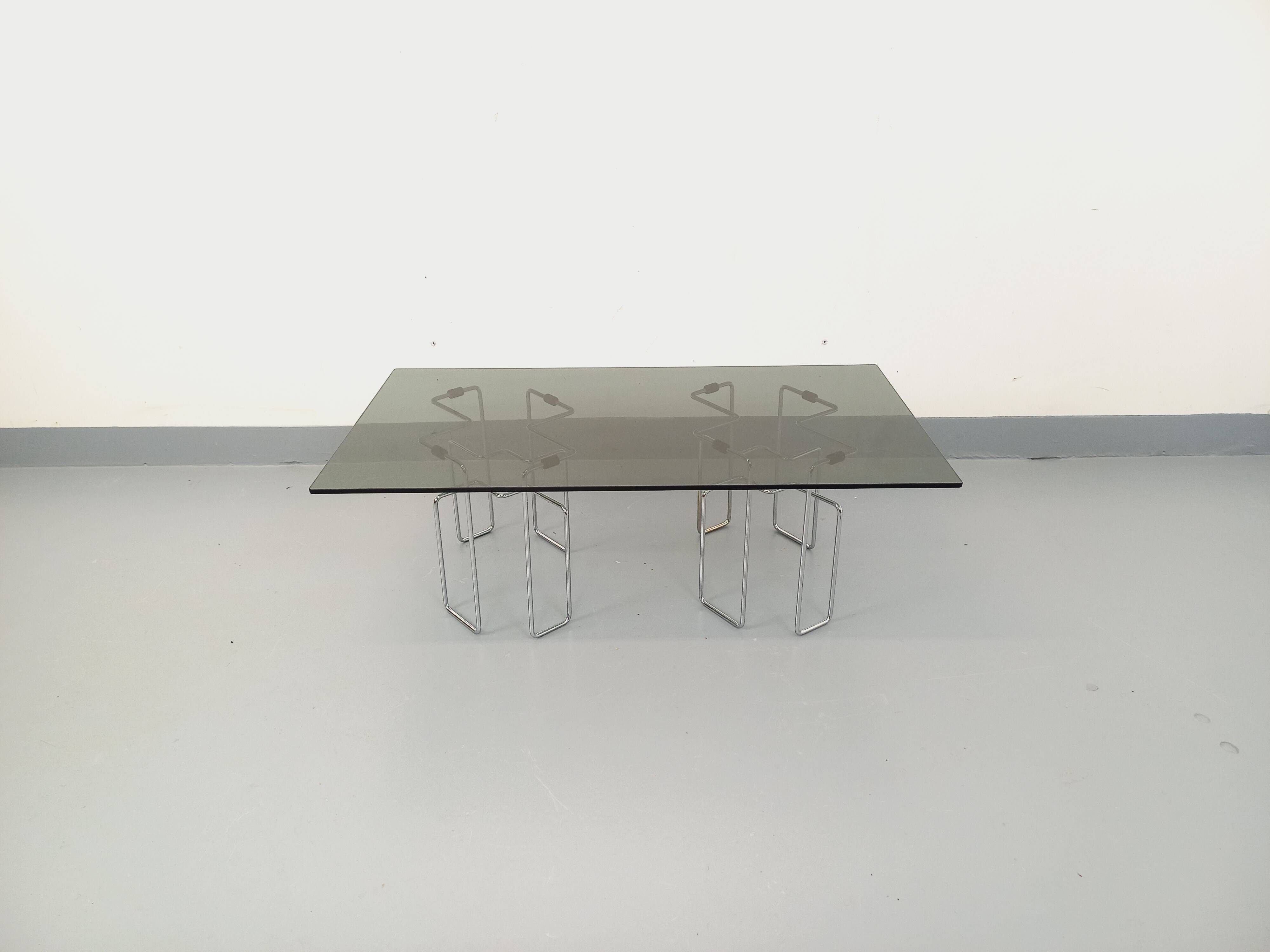 Table basse rectangulaire Space Age vintage en verre fumé et métal chromé