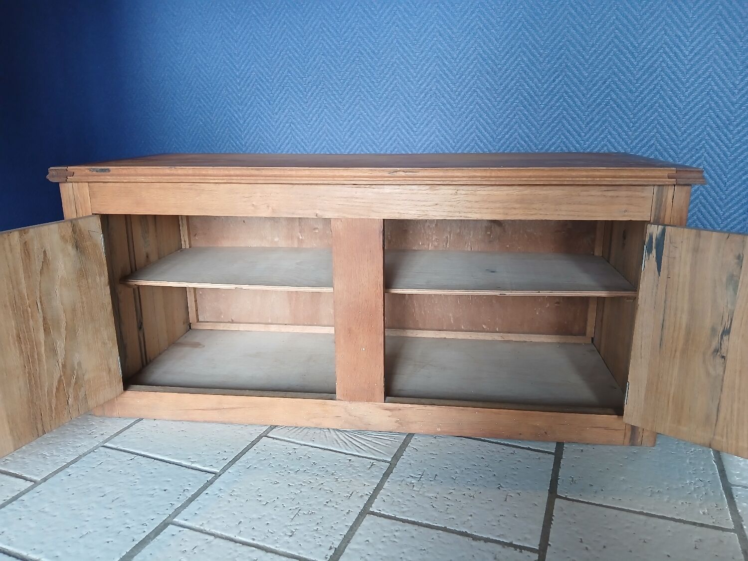 Low oak furniture in the Dudouyt style, with a sculpted front.