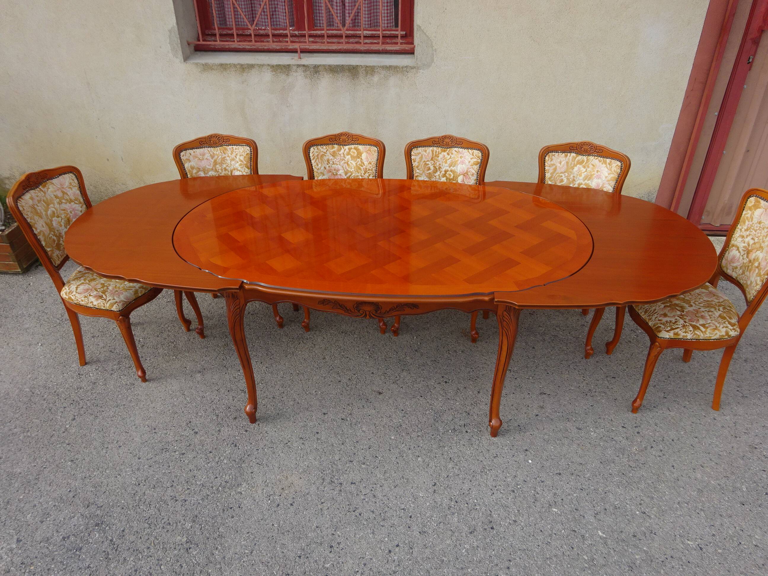 Large oval table in Regency style, extensions under the top.