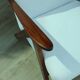 Fauteuil vintage milieu du siècle design moderne boucle blanche couleur bois noyer foncé 1970 chaise restaurée
