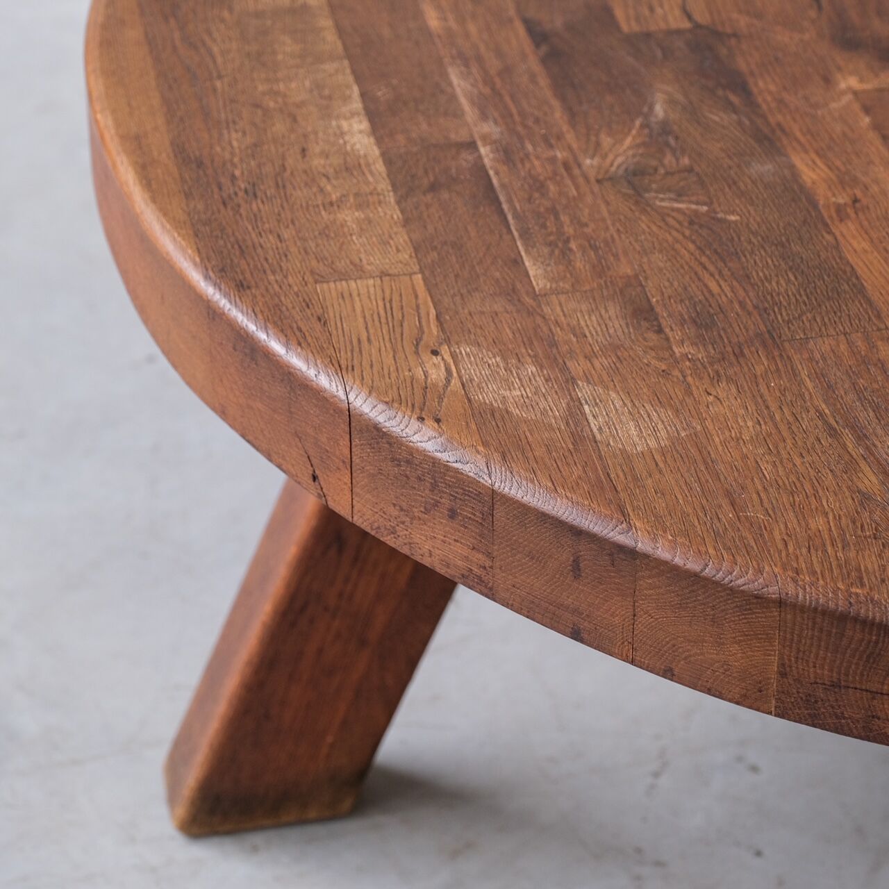 Table basse brutaliste en chêne du milieu du siècle