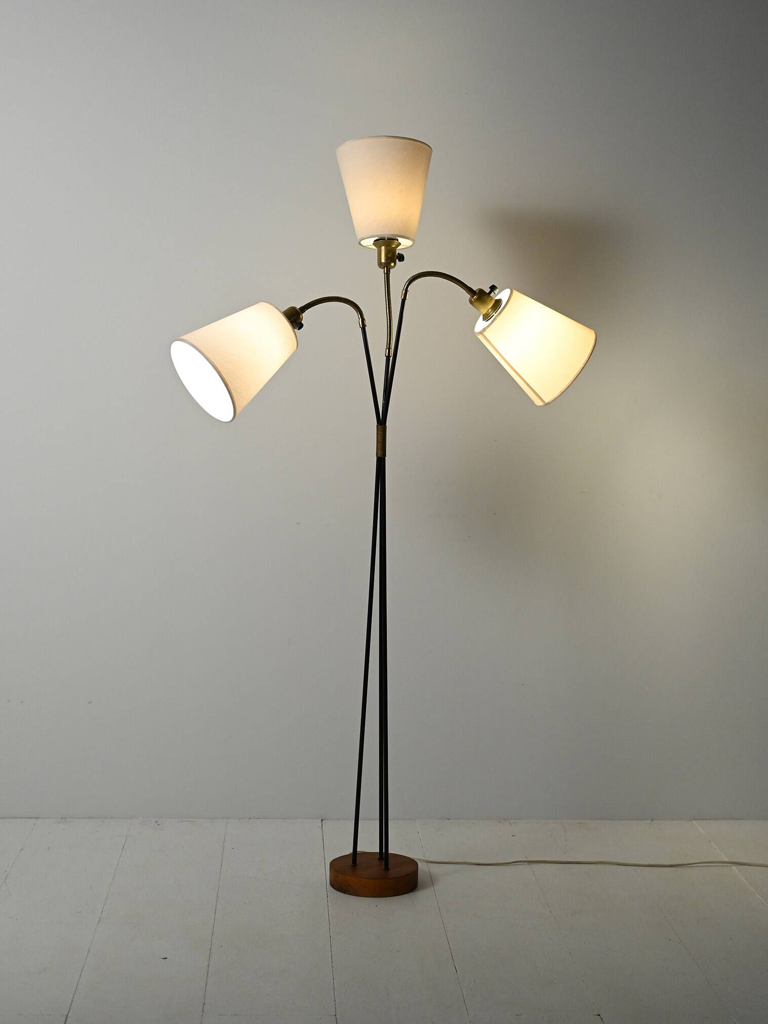 Lampadaire scandinave à trois lumières