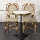 Table et chaises de bistrot parisien .