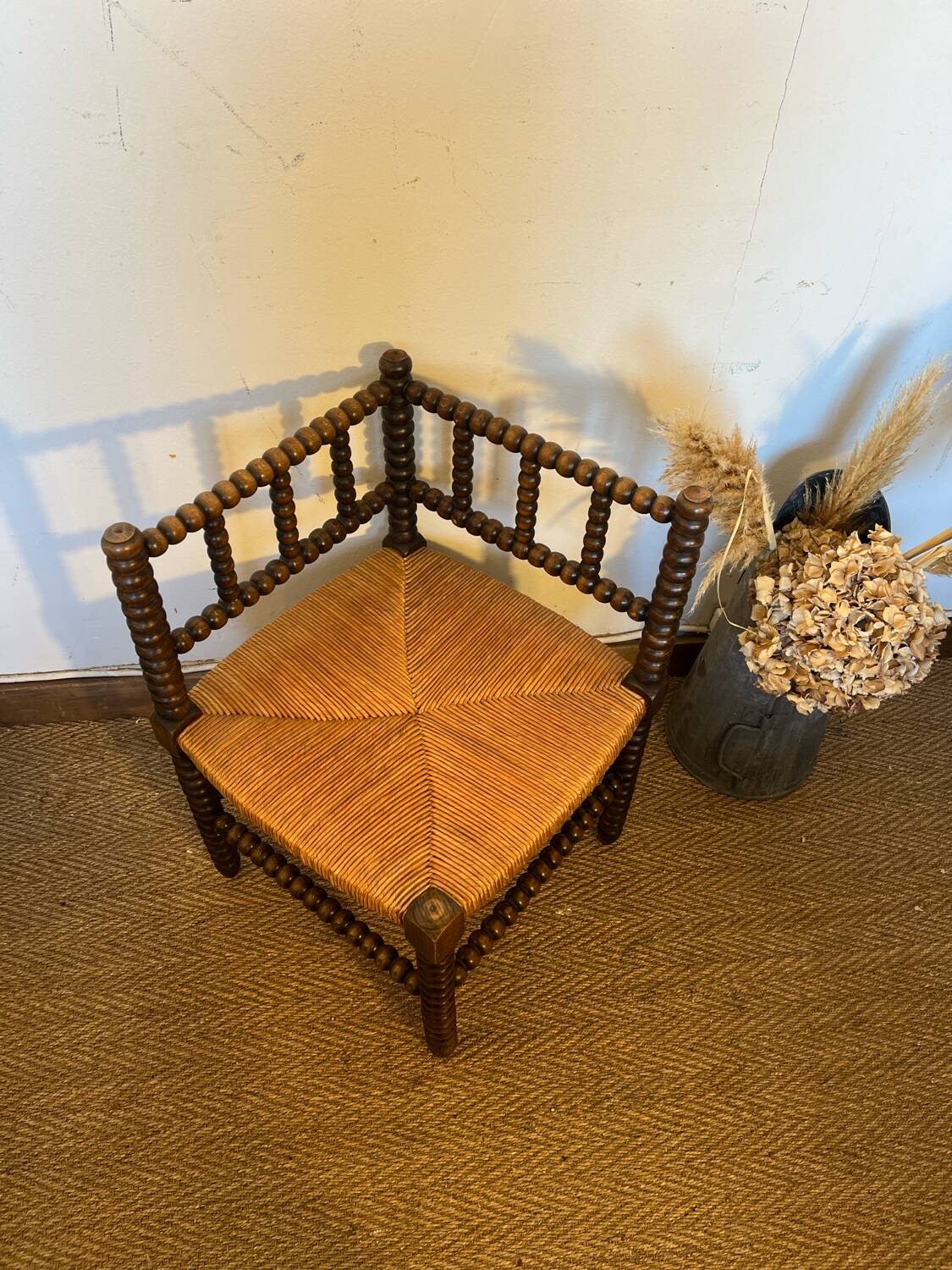 Corner chair in turned wood and straw