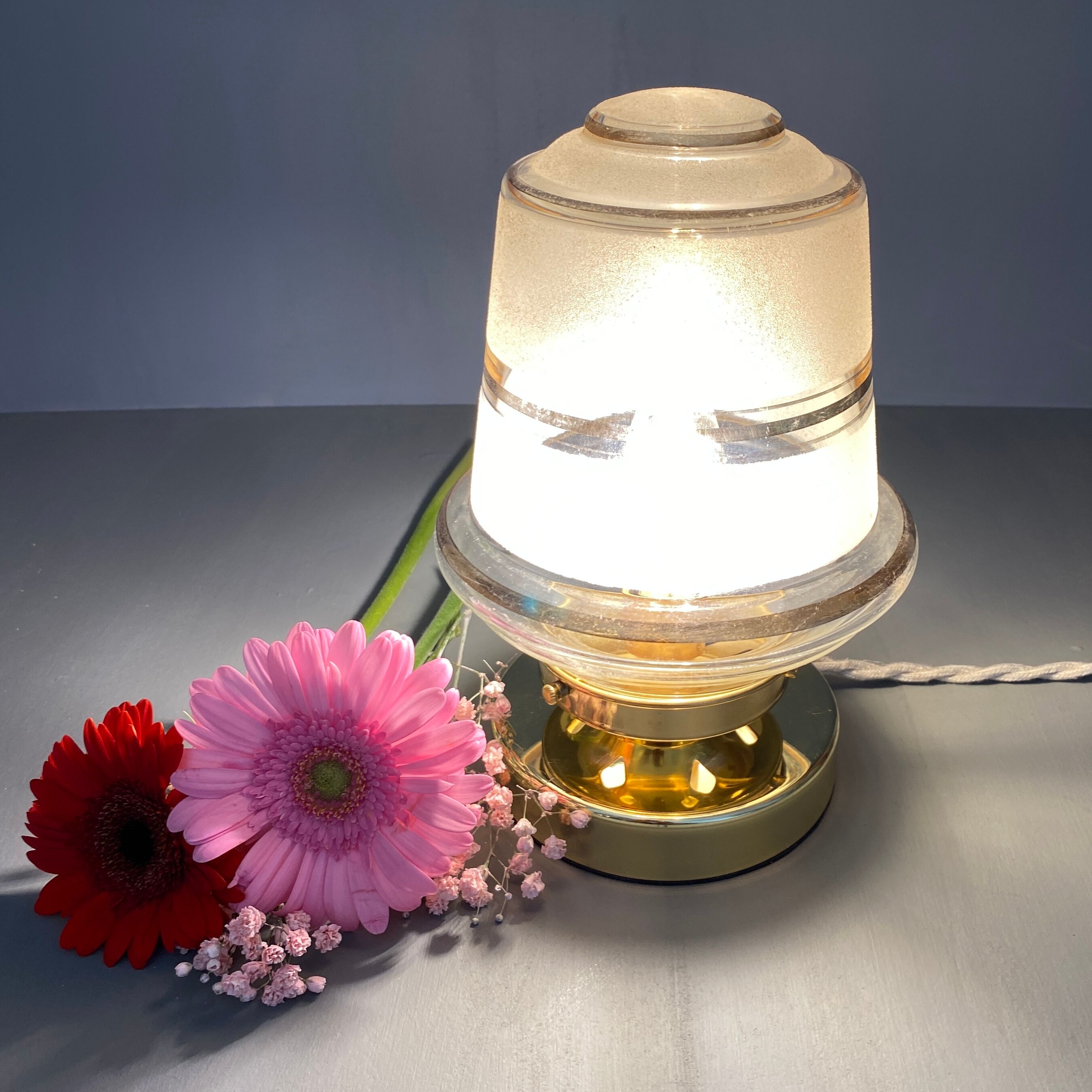 Vintage globe table lamp in white and gold frosted glass