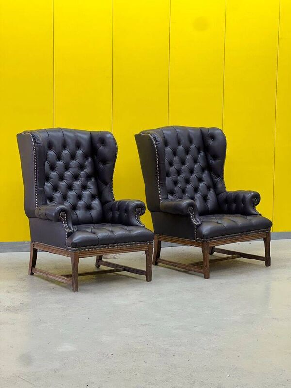 Chaise à dossier à oreilles de style Chesterfield en cuir capitonné vintage (le prix est pour une chaise)