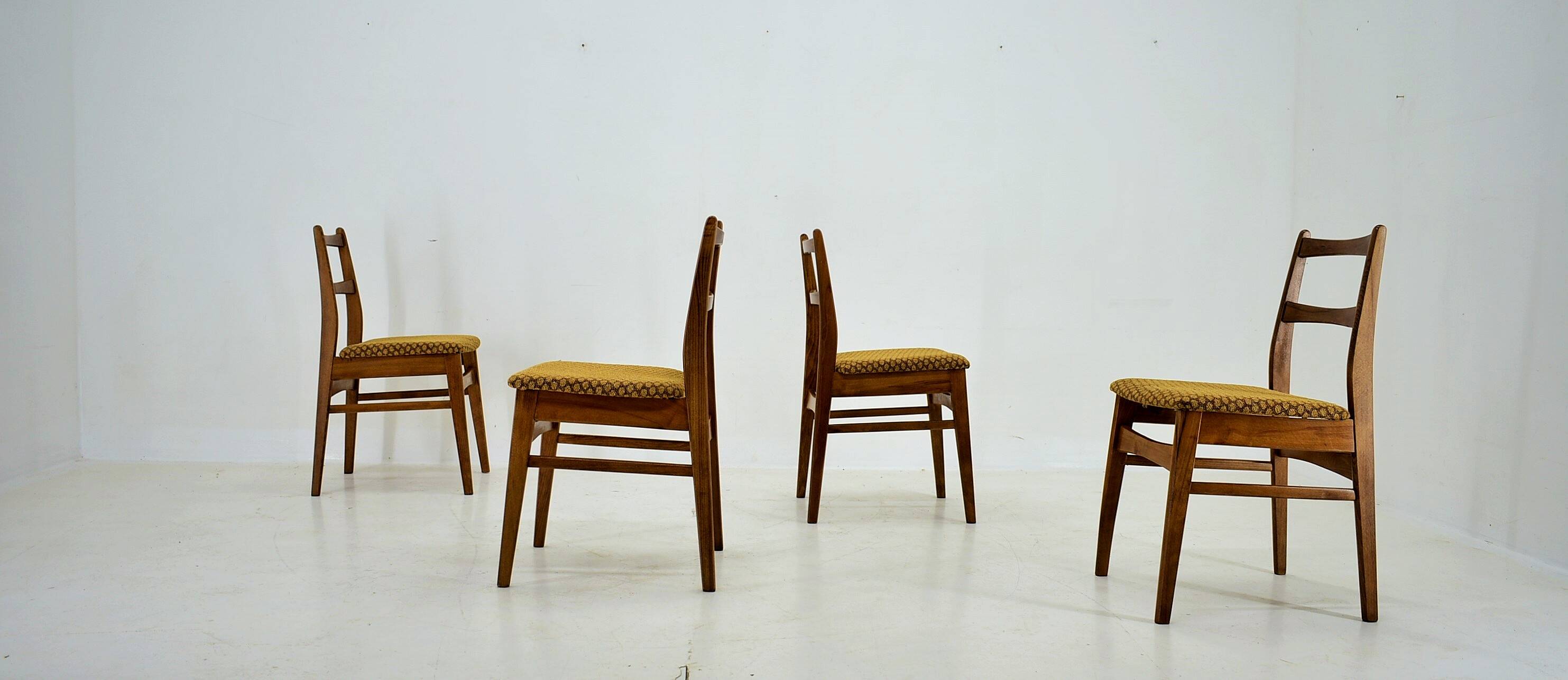 4 chaises de salle à manger en hêtre années 1960, Tchécoslovaquie