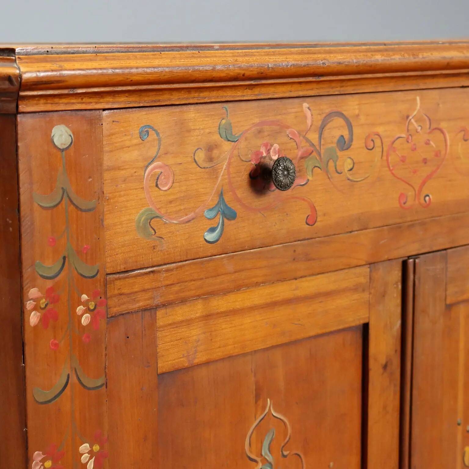 Buffet d’angle ancien en bois de cerisier avec tiroirs, Italie, XIXe siècle