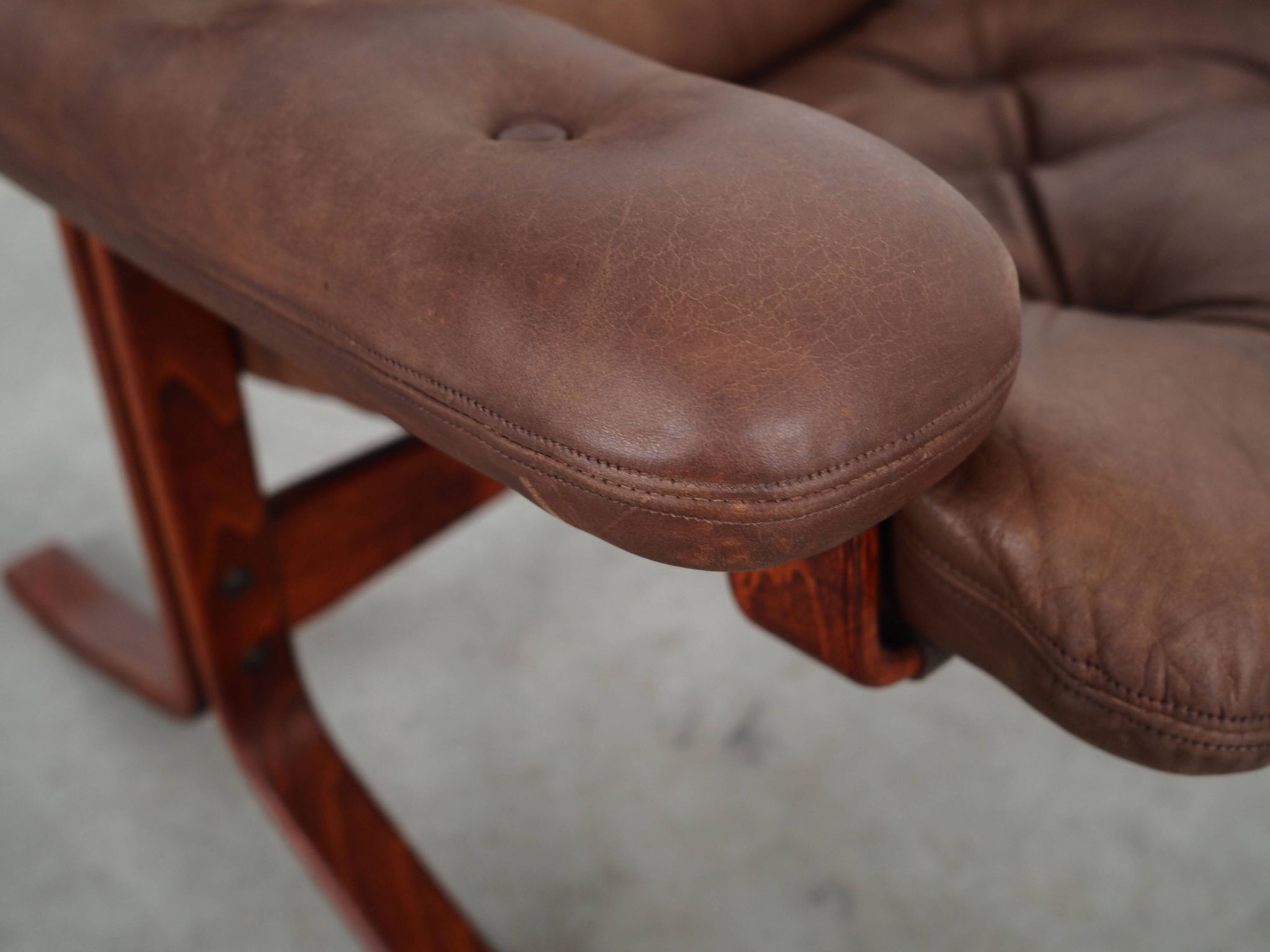 Fauteuil en cuir, design norvégien, années 1970, production : Norvège