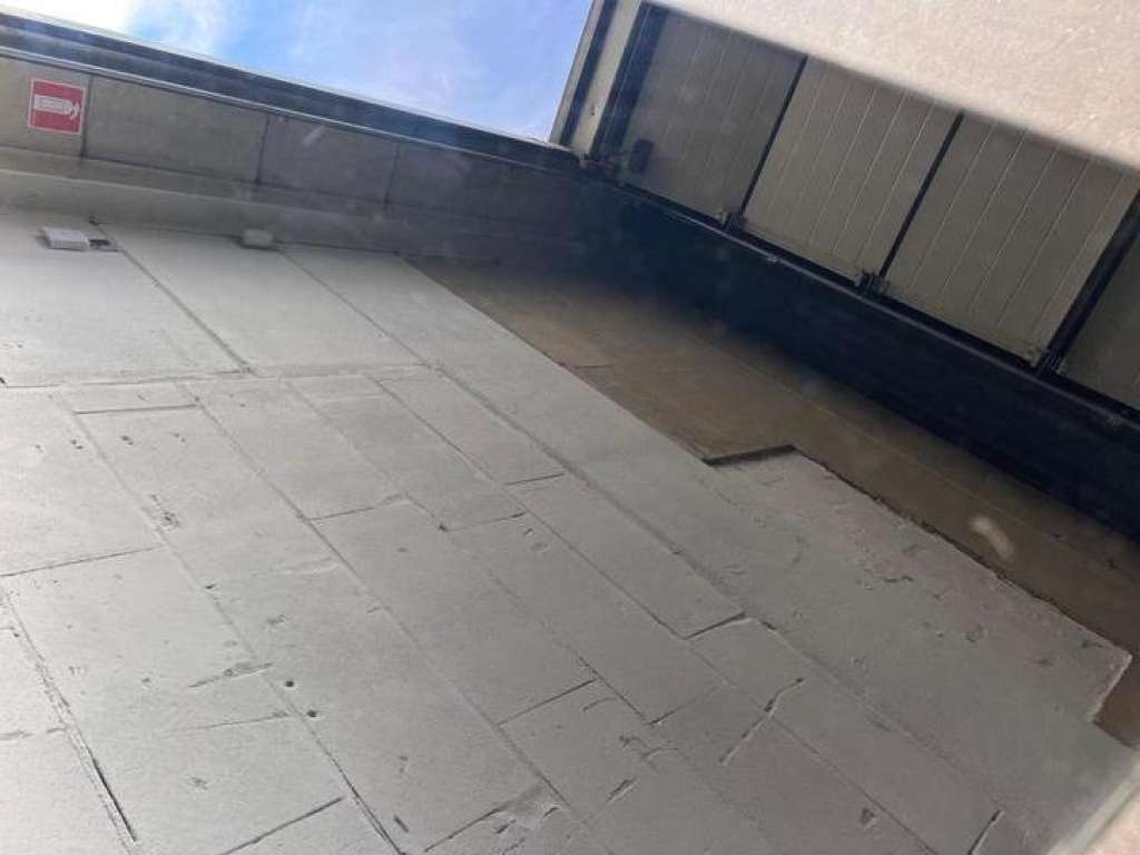 Coffee table in glass and iron