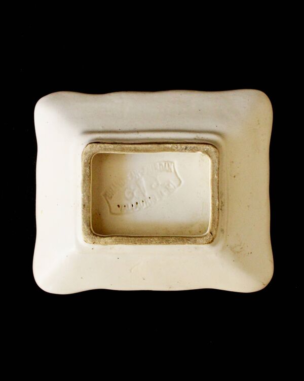 Petit cendrier en céramique émaillée blanche et polychrome, années 50
