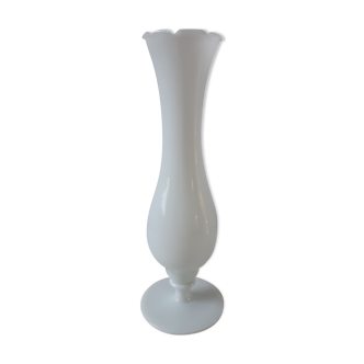 Vase en opaline dentelé années 30