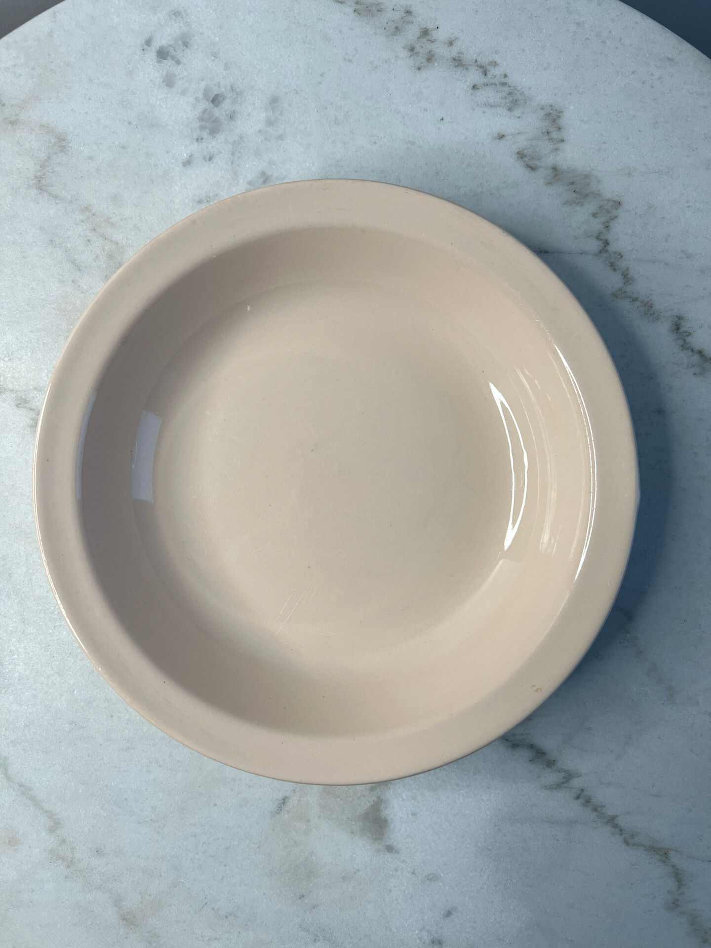 Plat de présentation en faïence Digoin couleur rose 26cm