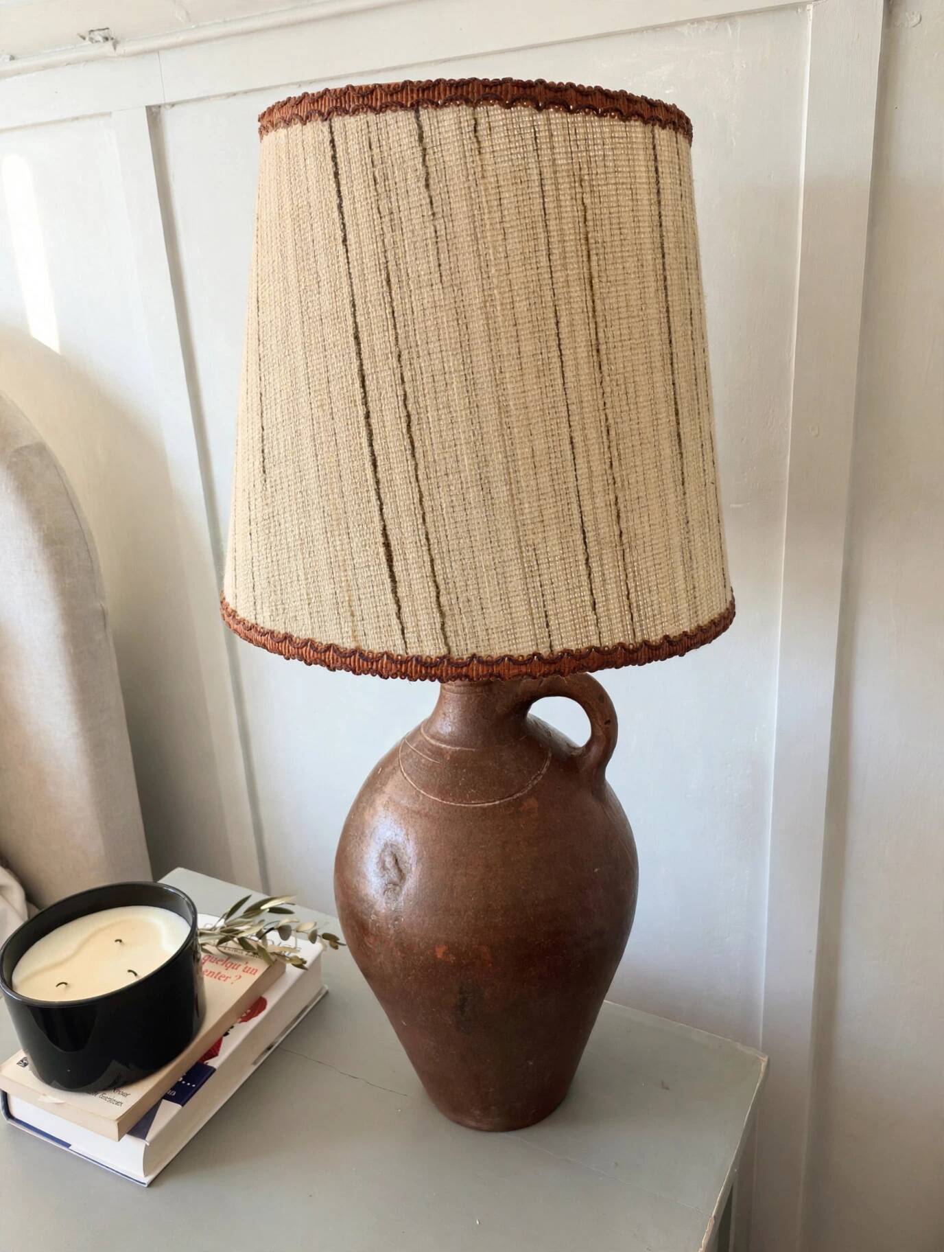 Lampe de table cruche en grès vernis, l'abat jour en jute tissé 70s