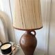 Lampe de table cruche en grès vernis, l'abat jour en jute tissé 70s