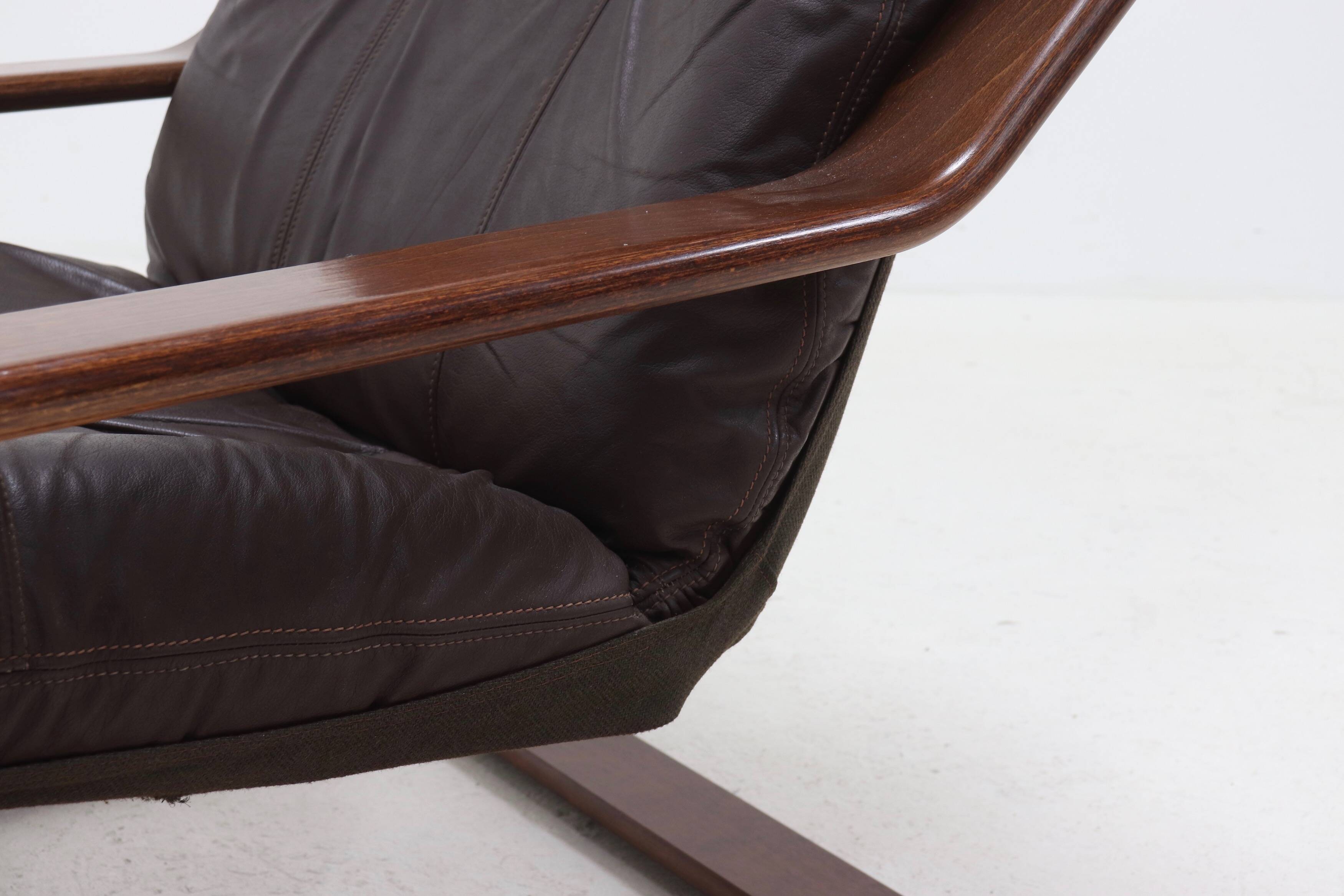 Fauteuil lounge scandinave en bois courbé et cuir 1960