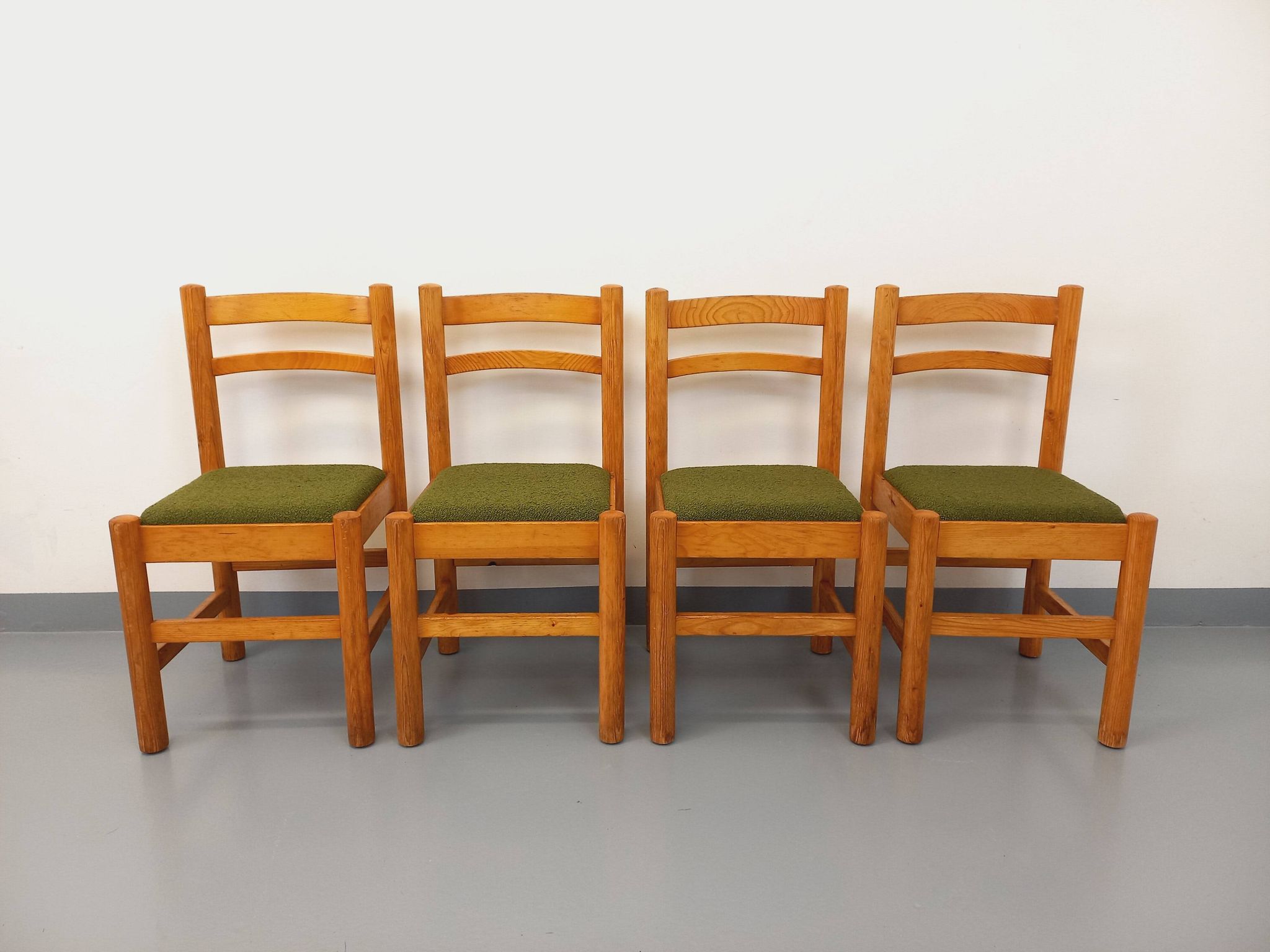 Set of 4 vintage chairs in pine and khaki green bouclette fabric from the 70s