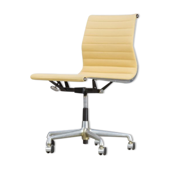 Chaise de bureau Charles et Ray Eames EA118 pour Herman Miller