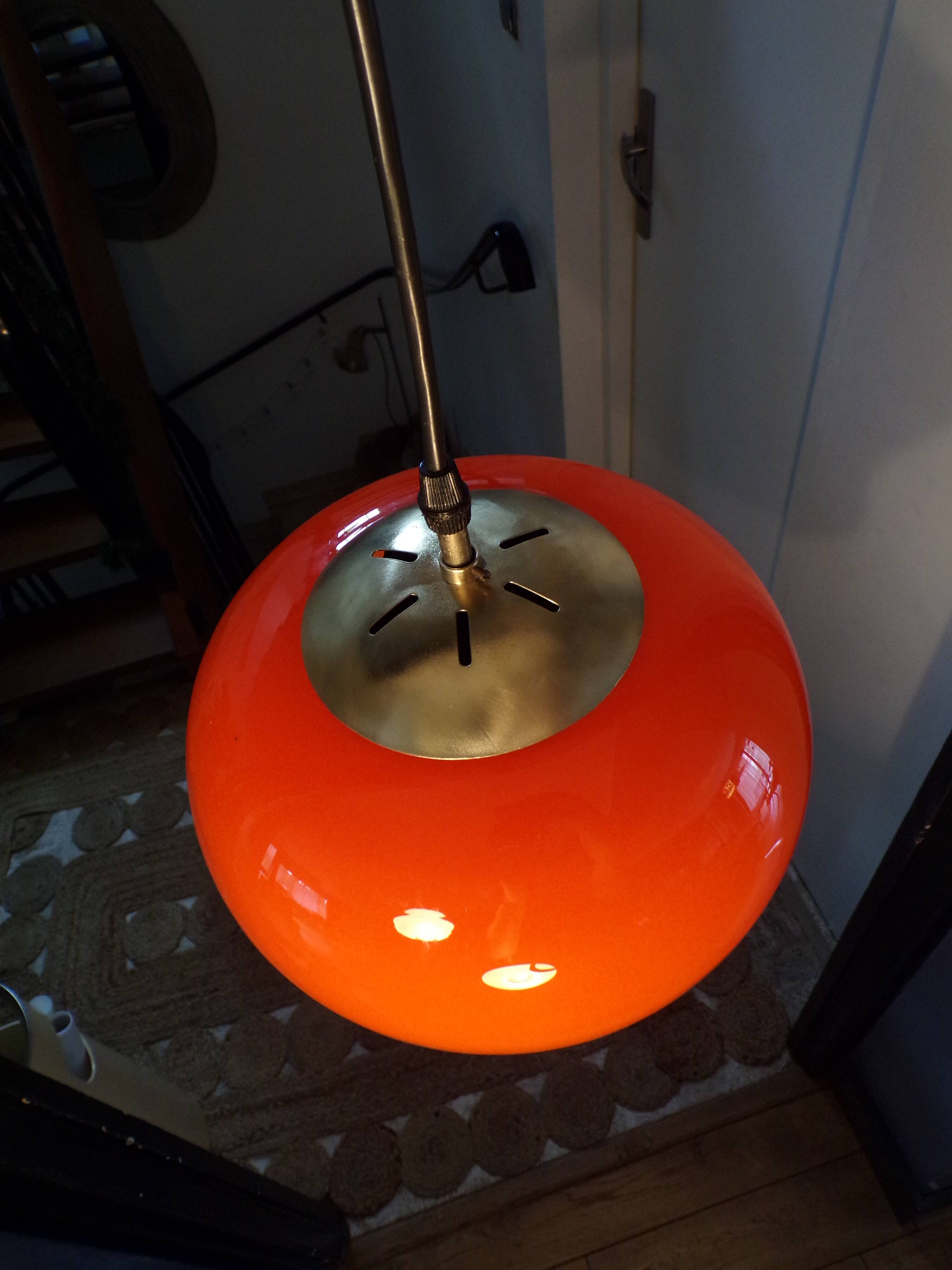 Suspension 1970 opaline orange et laiton