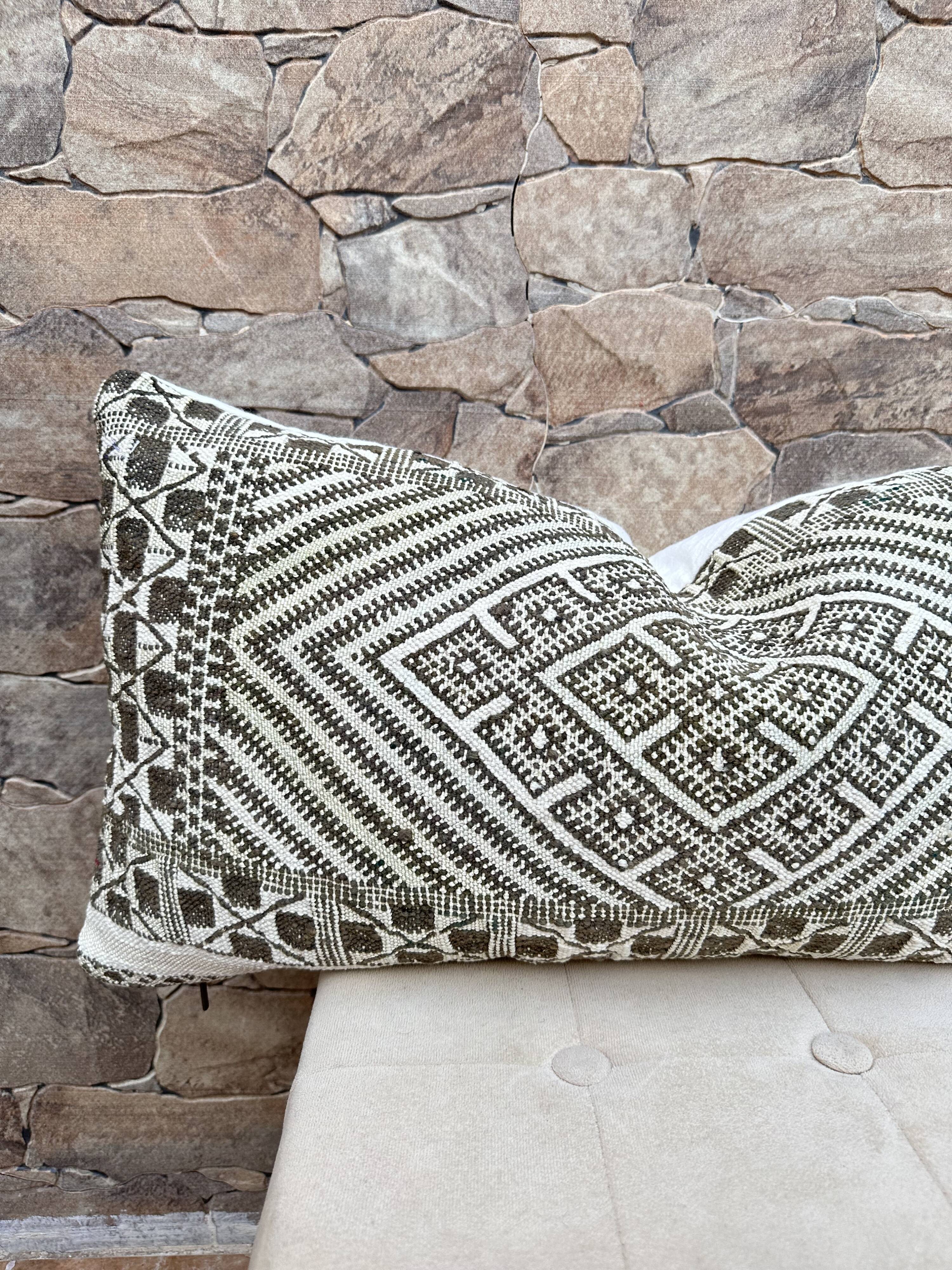 Vintage Moroccan Berber Boujaad pillow