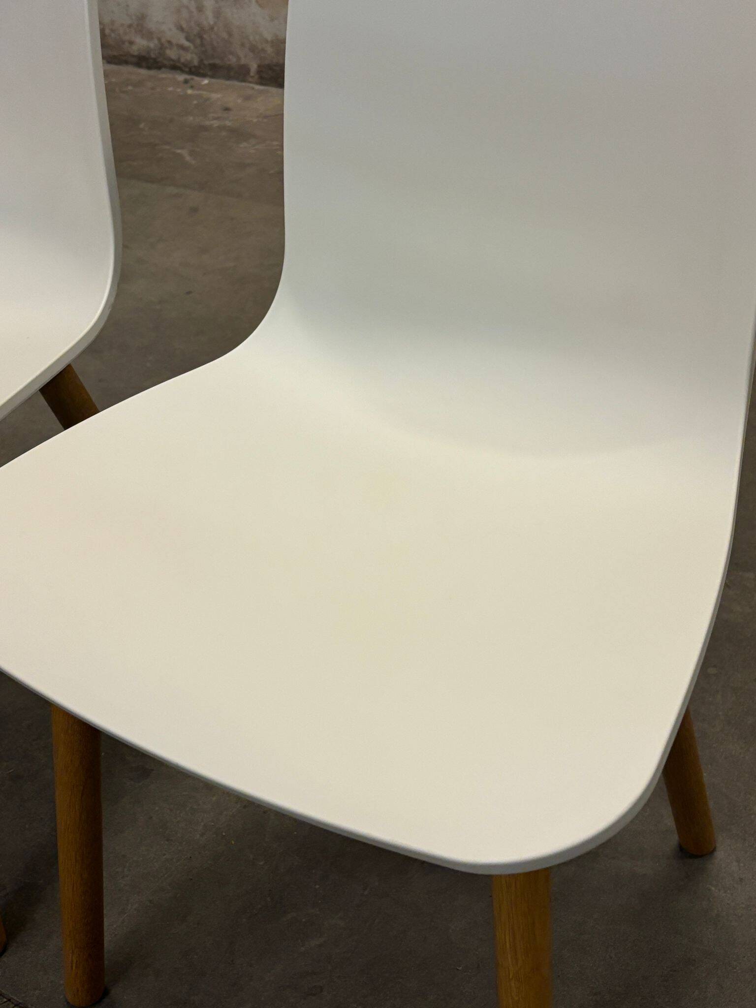 3 Vitra Hal Jasper Morrison, plastic and wood – white – work chair