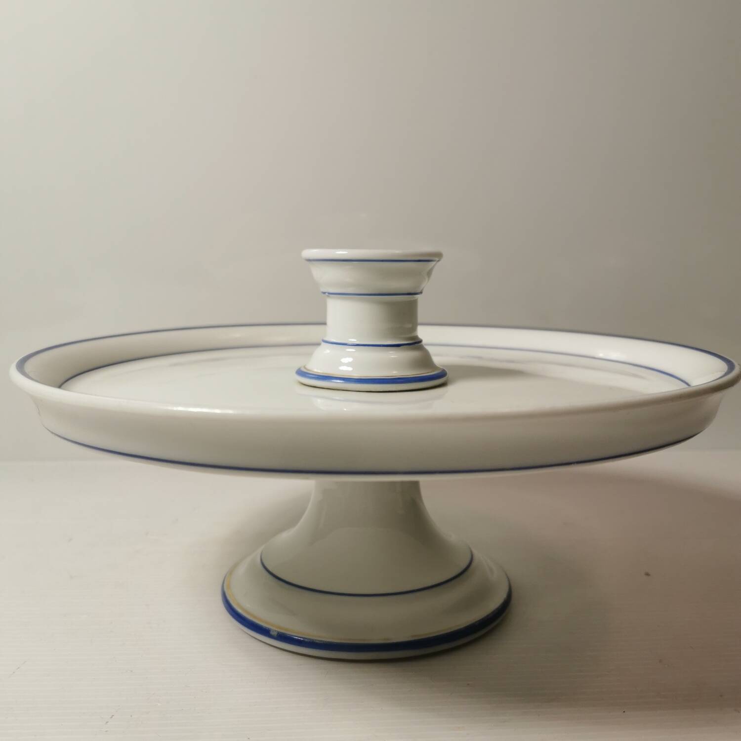 Cake tray / standing tray in white porcelain with elegant gold and blue edging