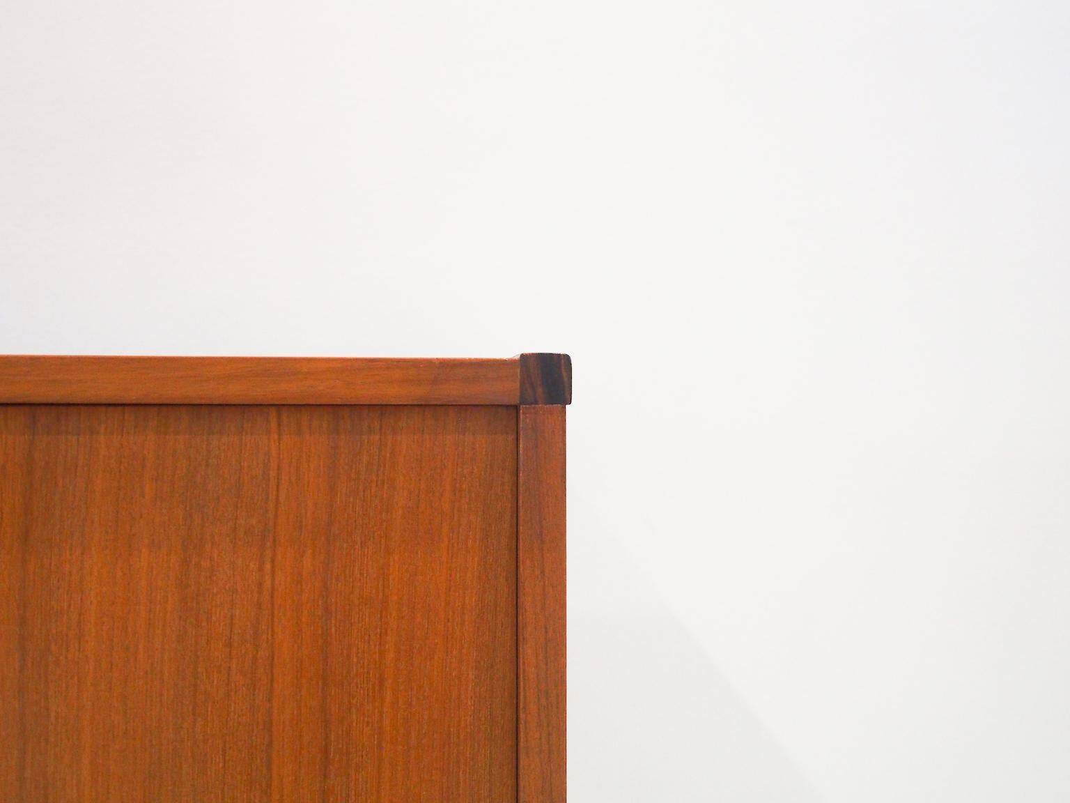 Enfilade en bois avec portes noires par George Coslin