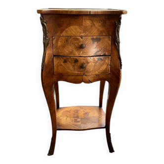Table de chevet galbée marquetée Louis XV