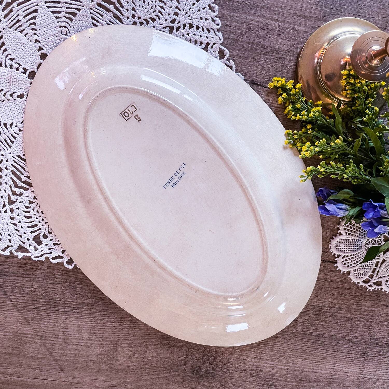 Oval iron earth dish