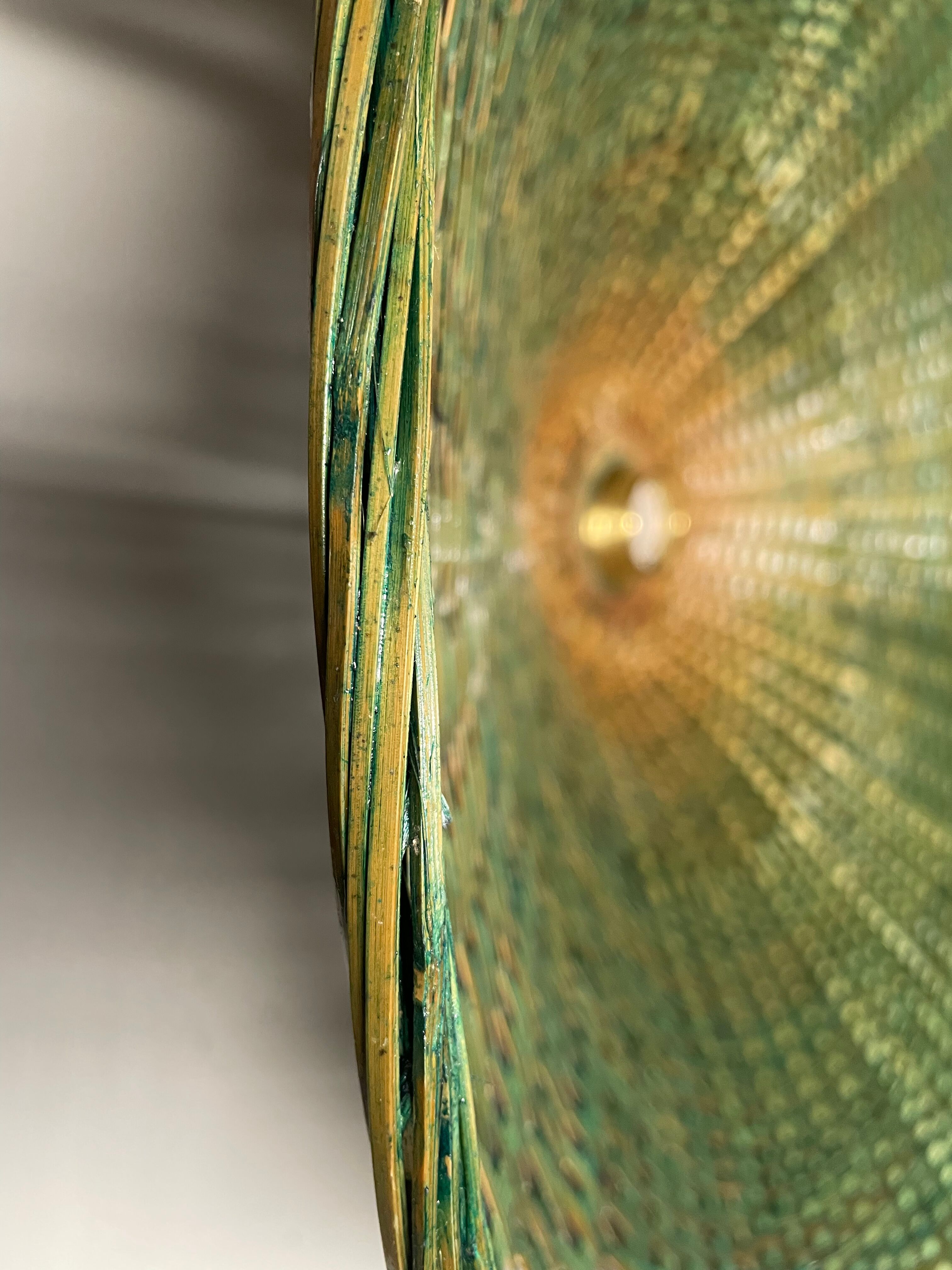 Suspension in green braided rattan