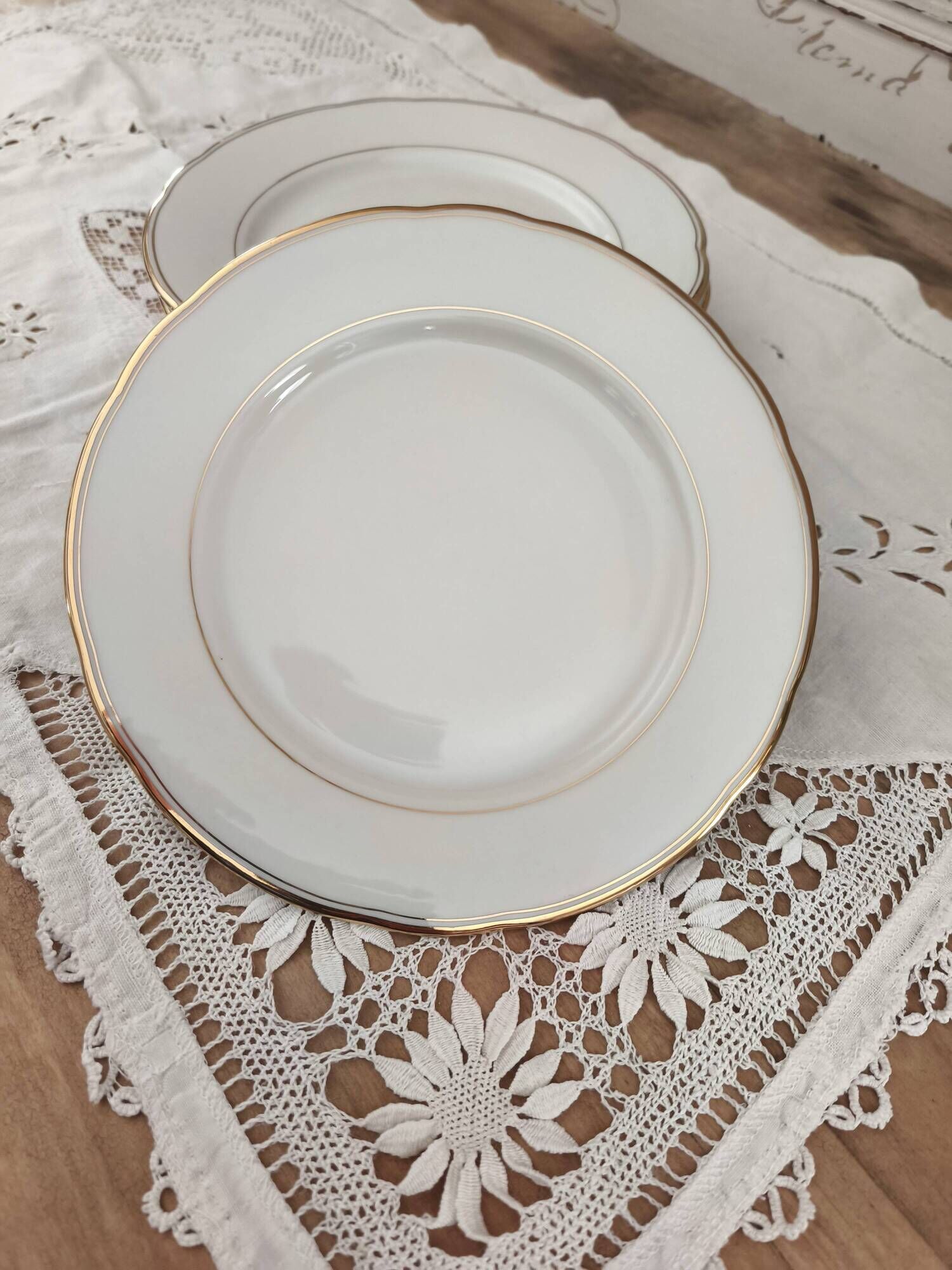 Set of 6 fine porcelain dessert plates from Bohemia with a gold rim.