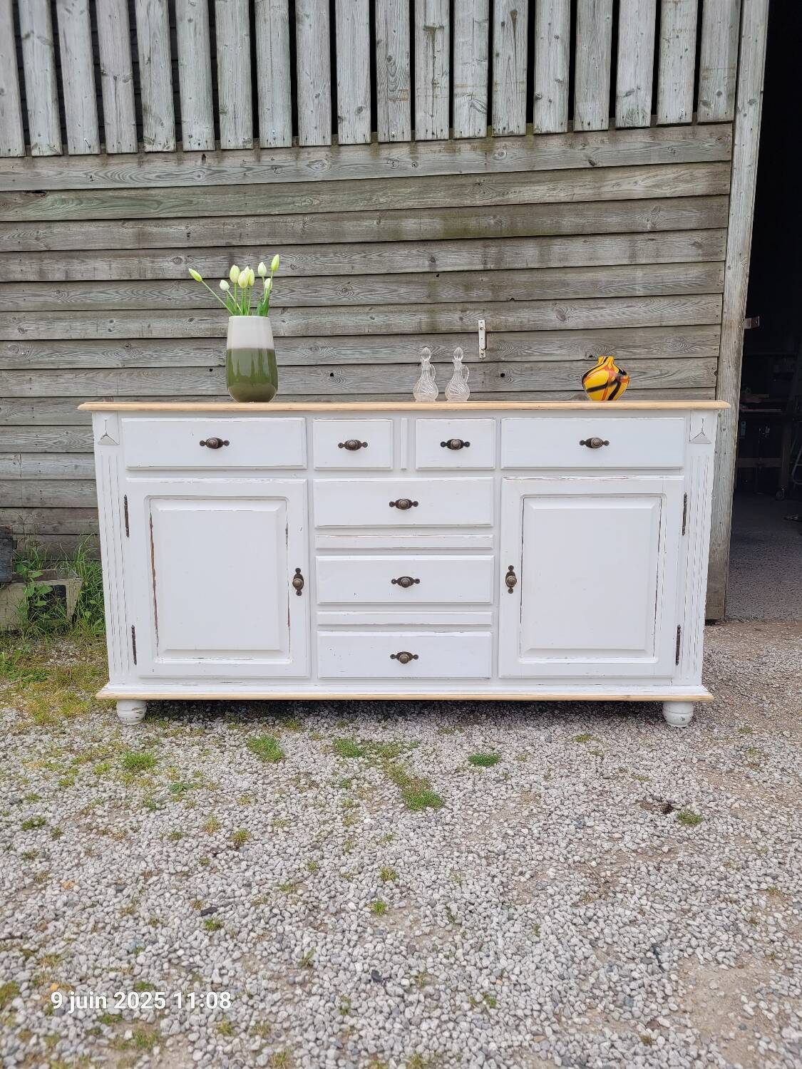 Buffet en bois patiné blanc