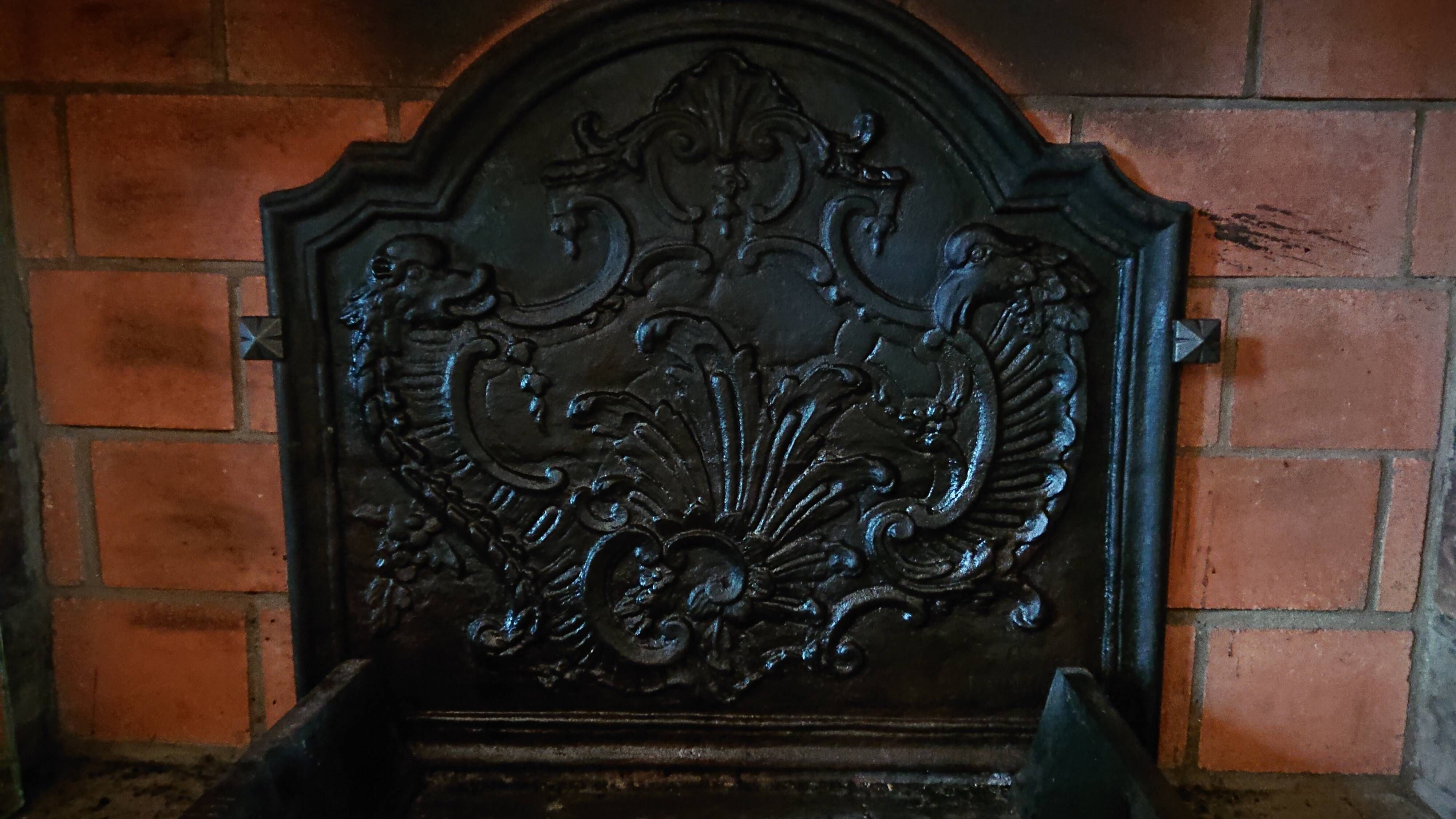 Chenets et plaque en fonte