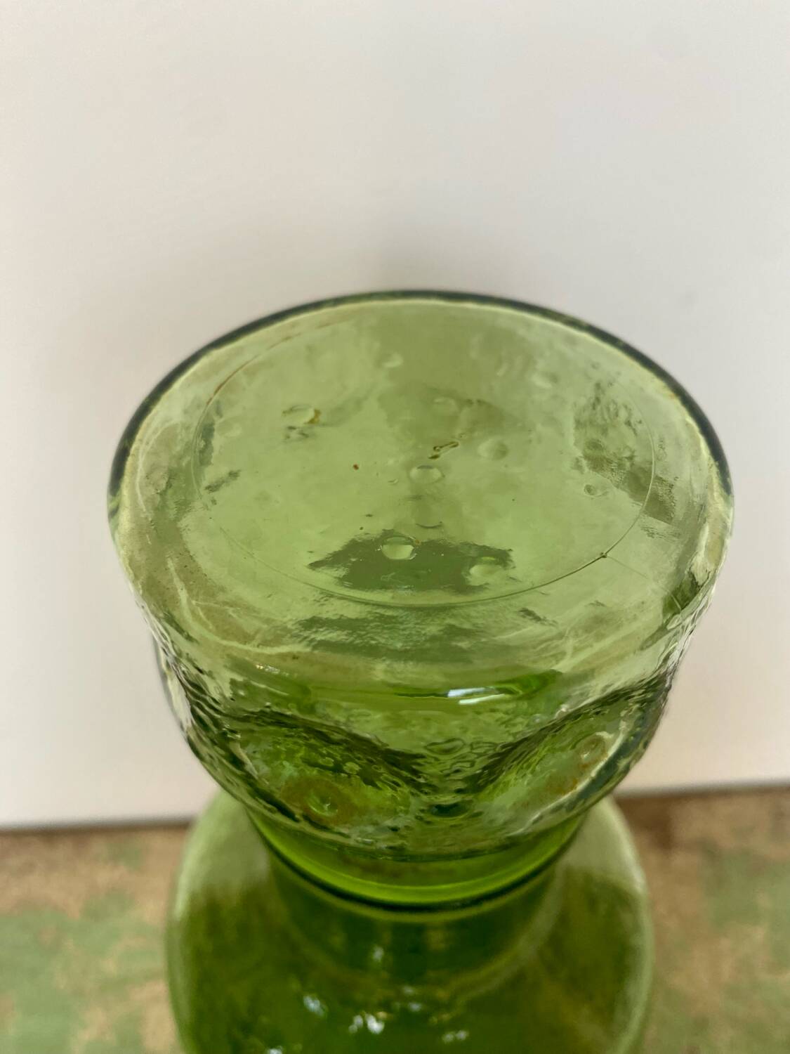 Lot de trois carafes en verre depoli