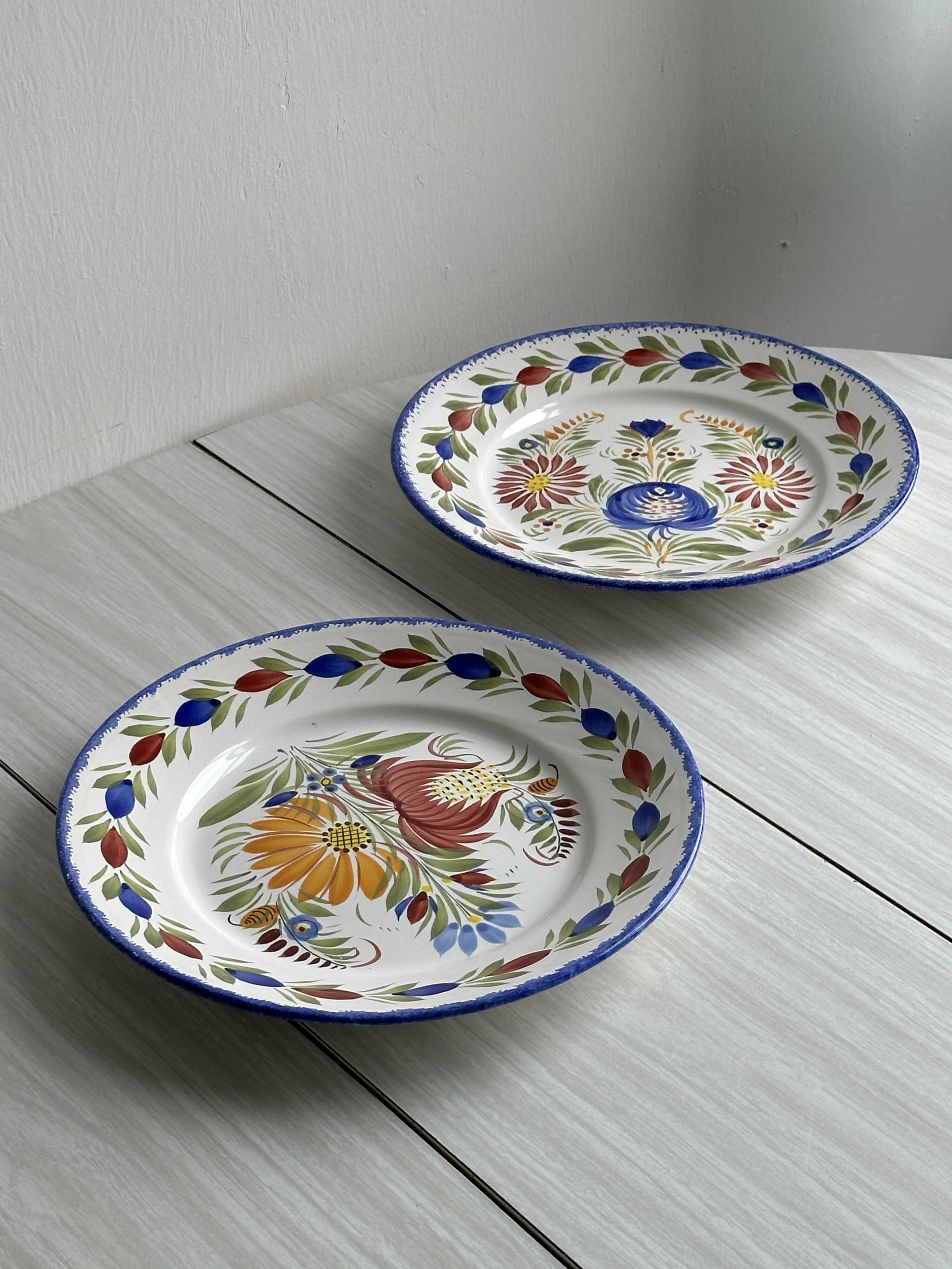 2 decorative plates in Quimper earthenware, signed HB Henriot.