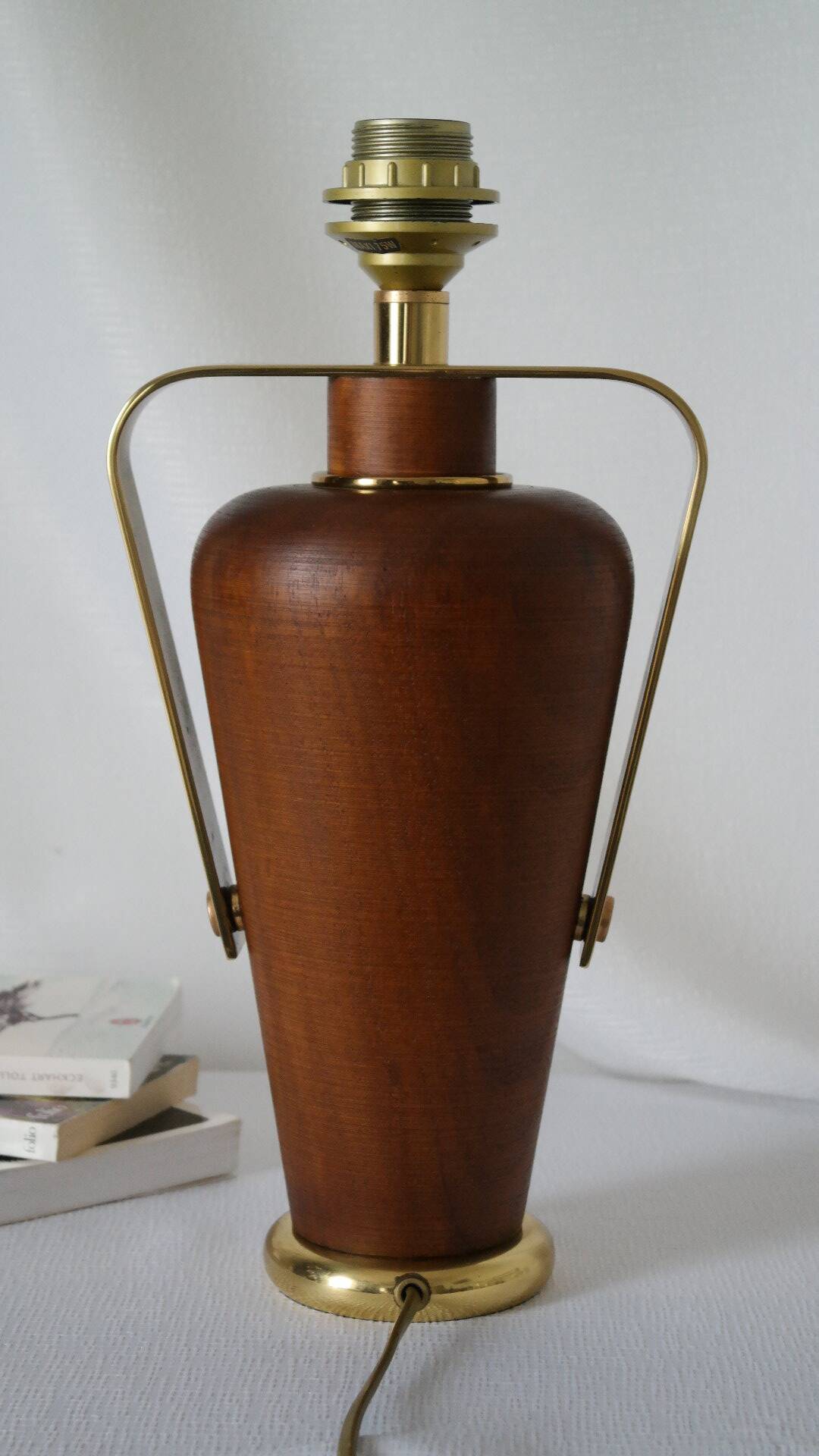Vintage lamp base Maison le Dauphin in mahogany and brass.