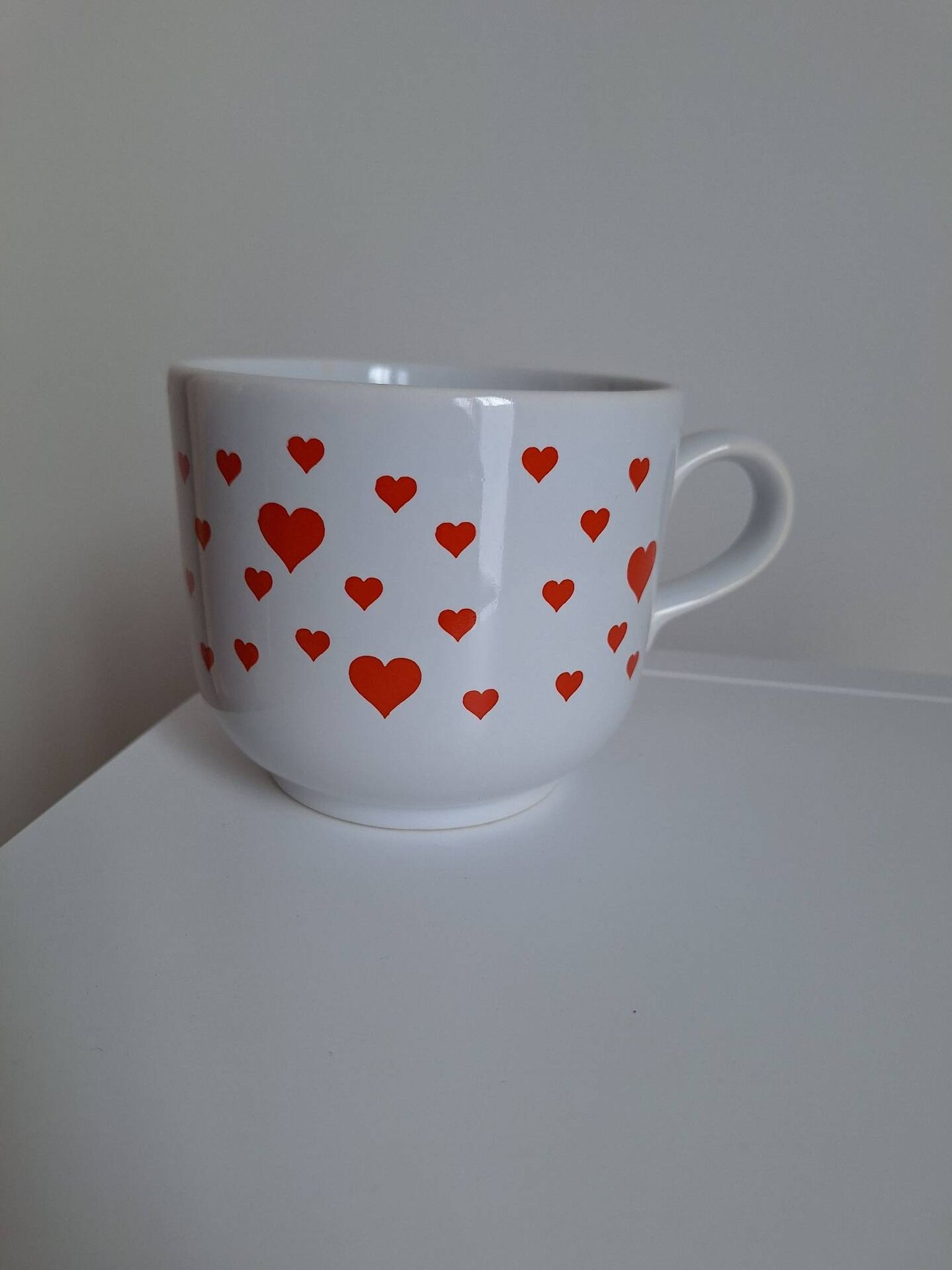 Large mug Staffordshire England hearts red and white, scent