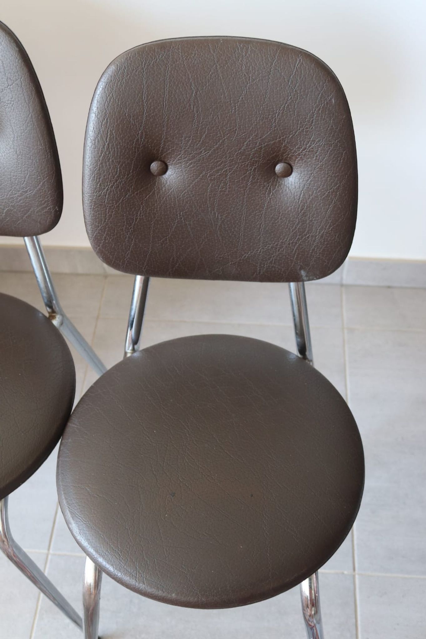 2 chaises années 70 en skaï chocolat et métal chromé