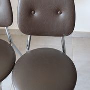 2 chaises années 70 en skaï chocolat et métal chromé