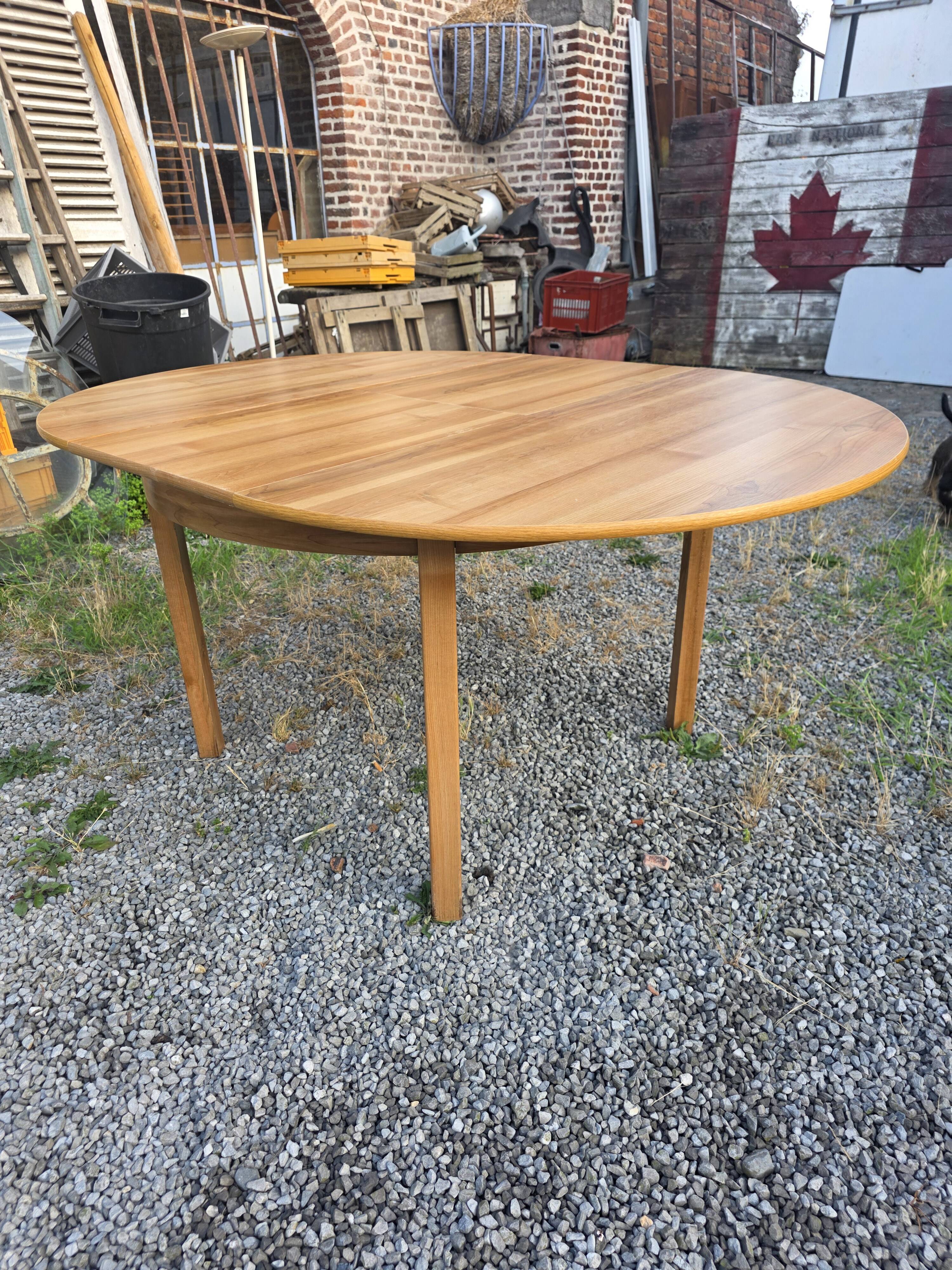Scandinavian extendable oak table from the 1960s (butterfly extension)
