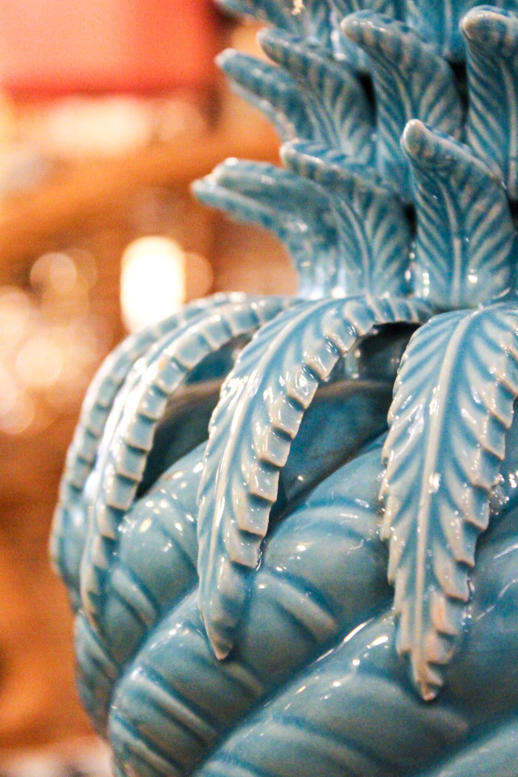 Ceramic vase from Manises with a floral decoration.