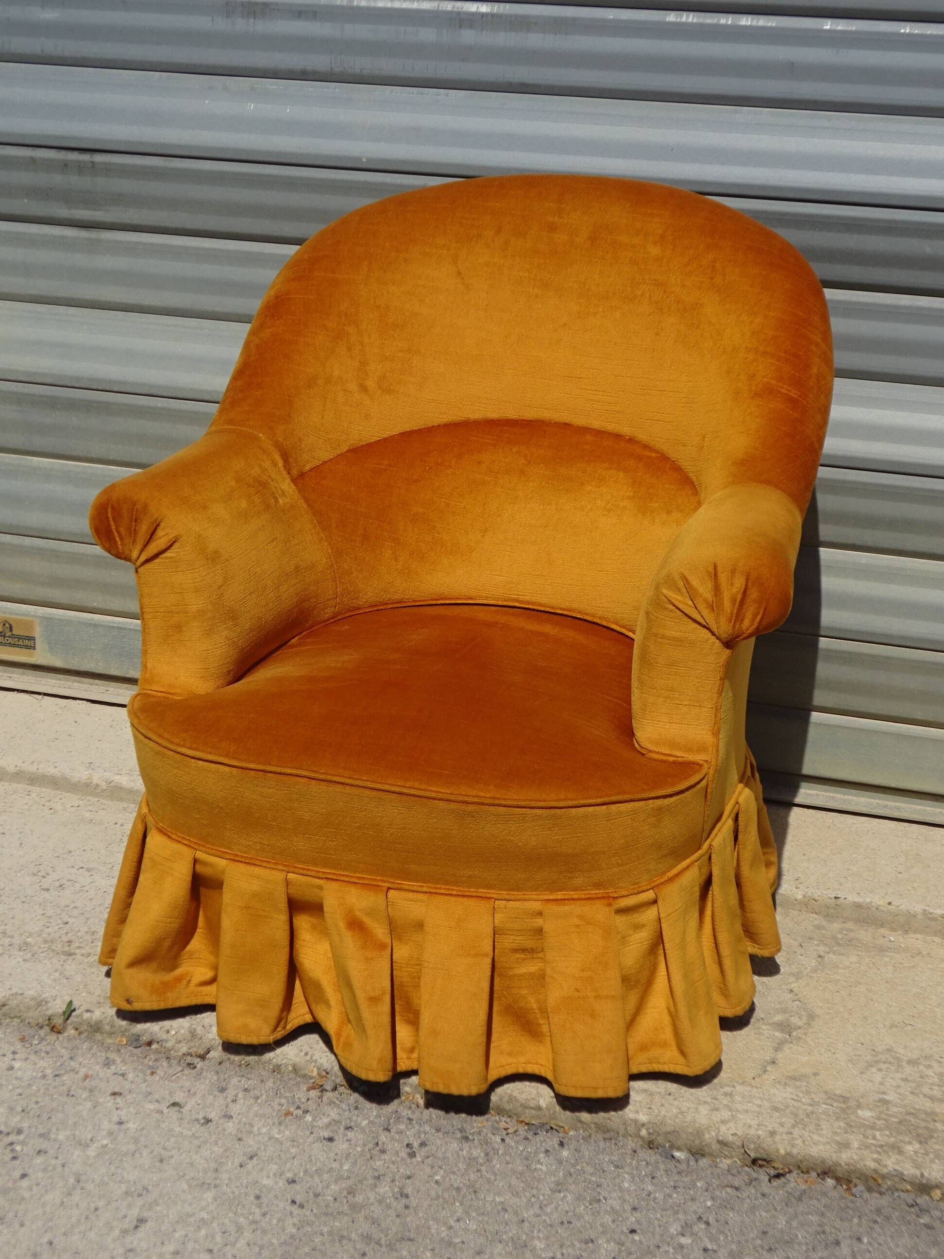 Fauteuil crapaud en velours jaune
