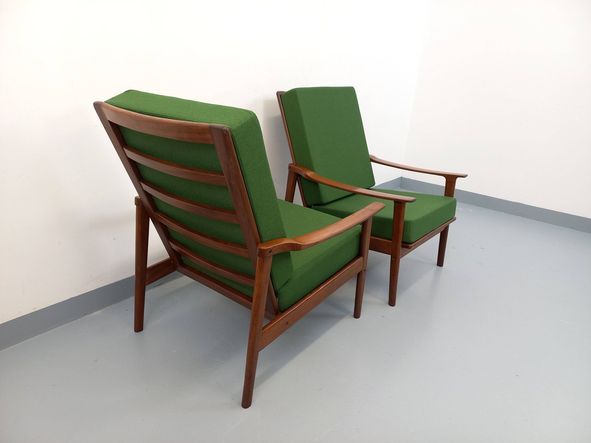 Pair of vintage Scandinavian armchairs in teak and green fabric from the 1960s.
