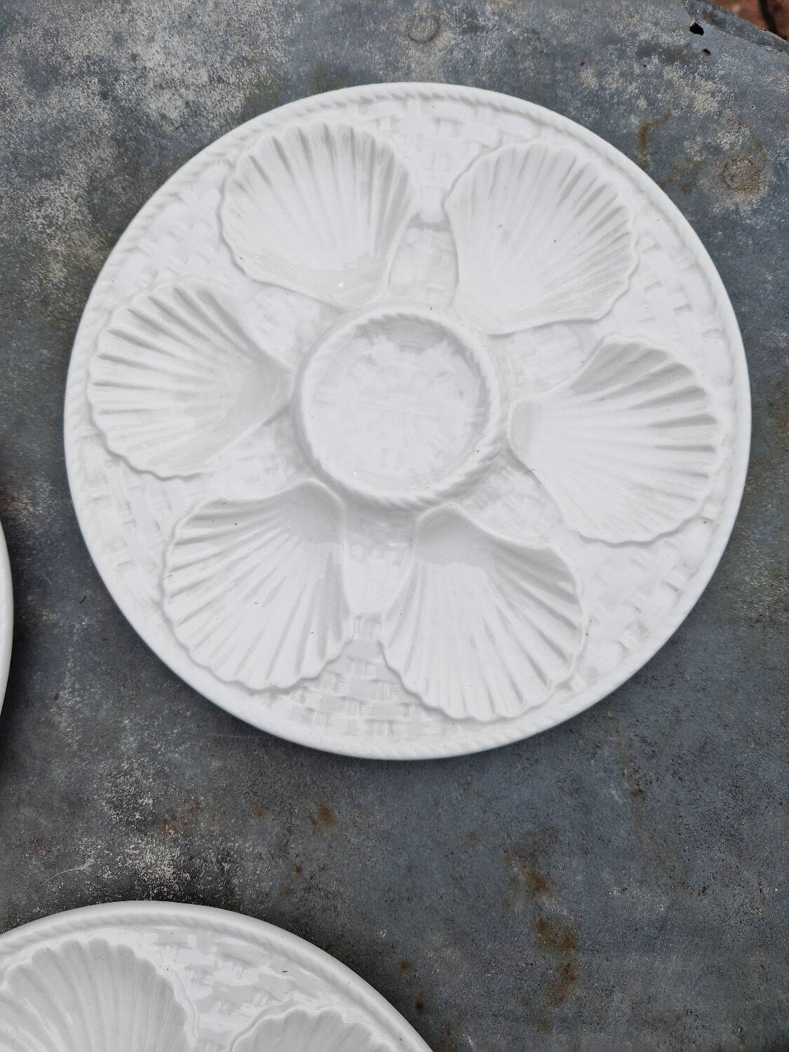 Set of 6 oyster plates with shells in white earthenware
