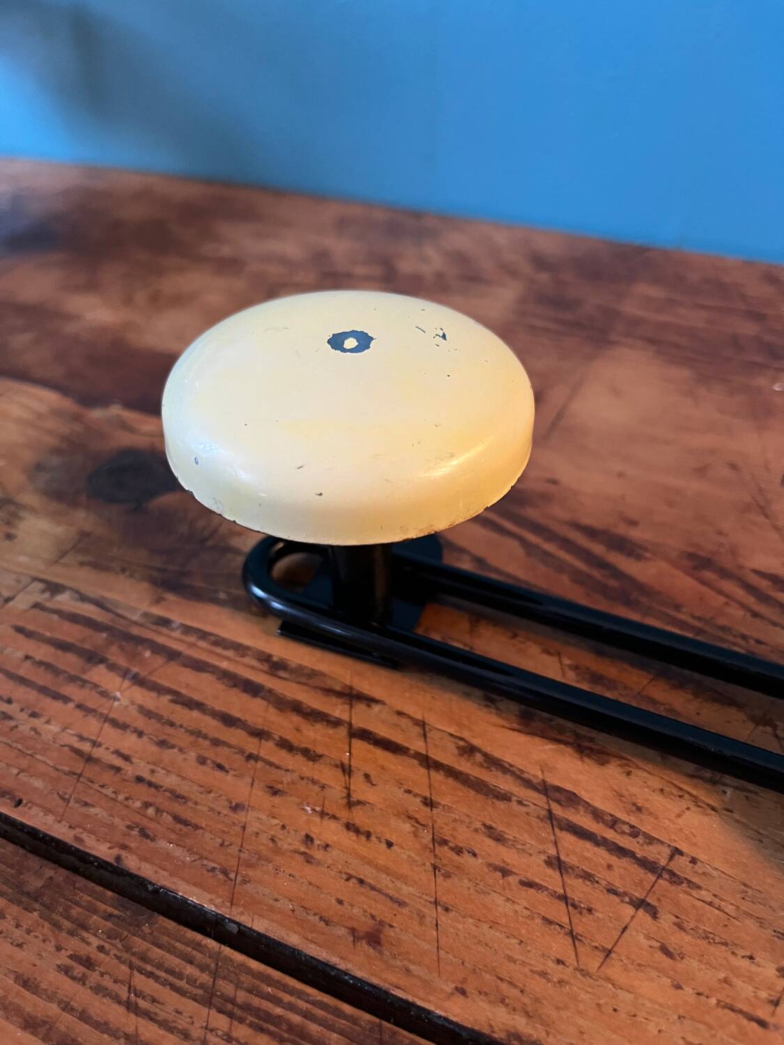 Metal wall coat rack with 4 hooks