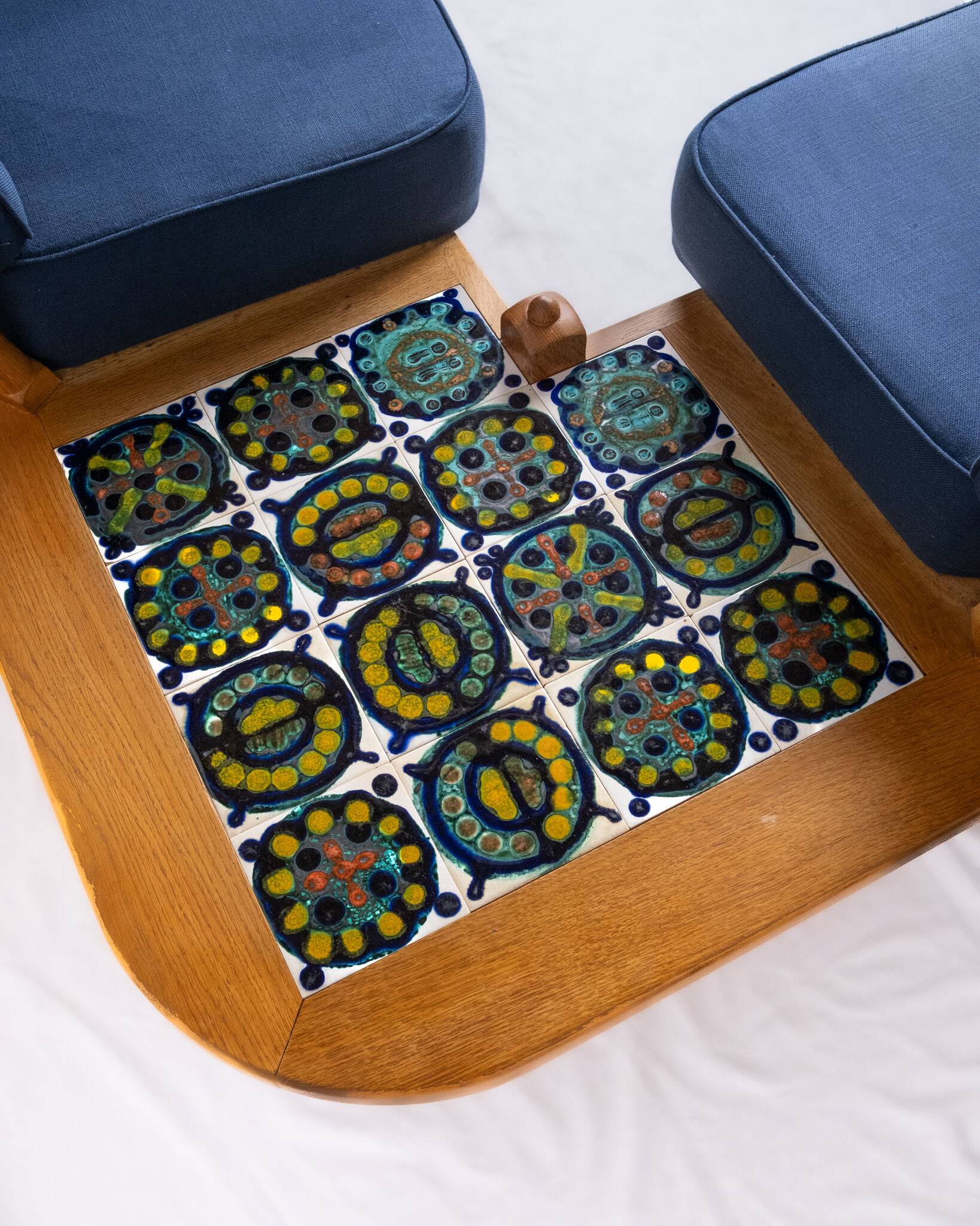 Grande banquette éventail d'angle en chêne, Guillerme et Chambron, 1970s