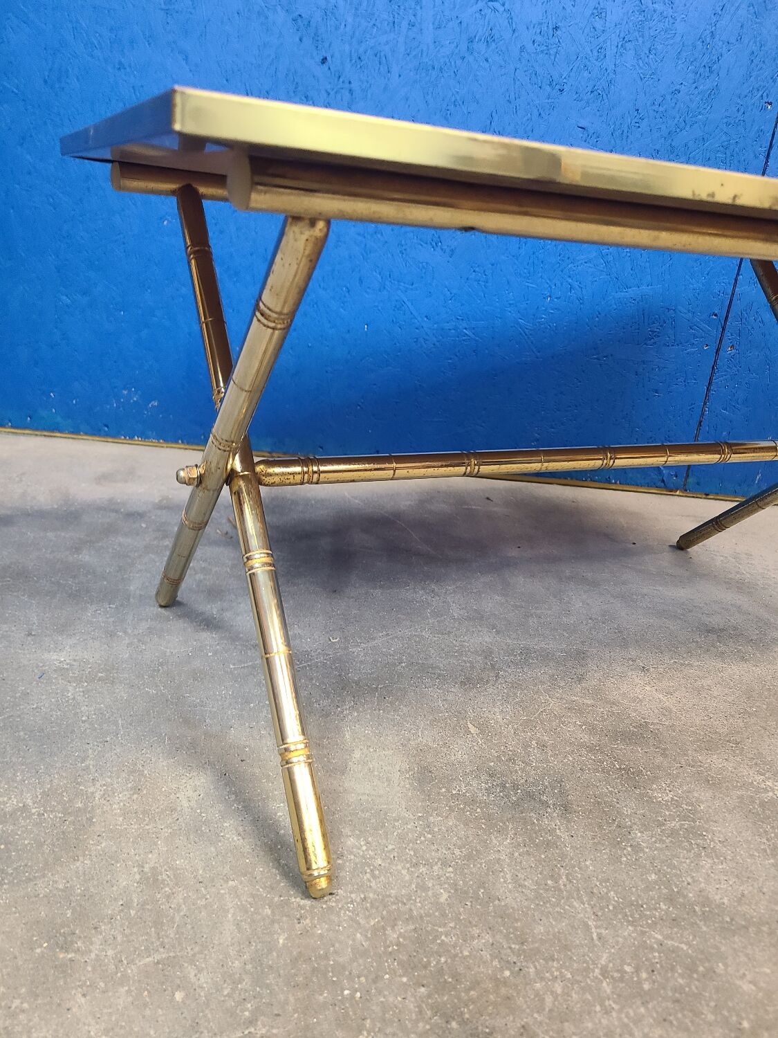 Table basse pied bambou doré et formica palissandre 1972