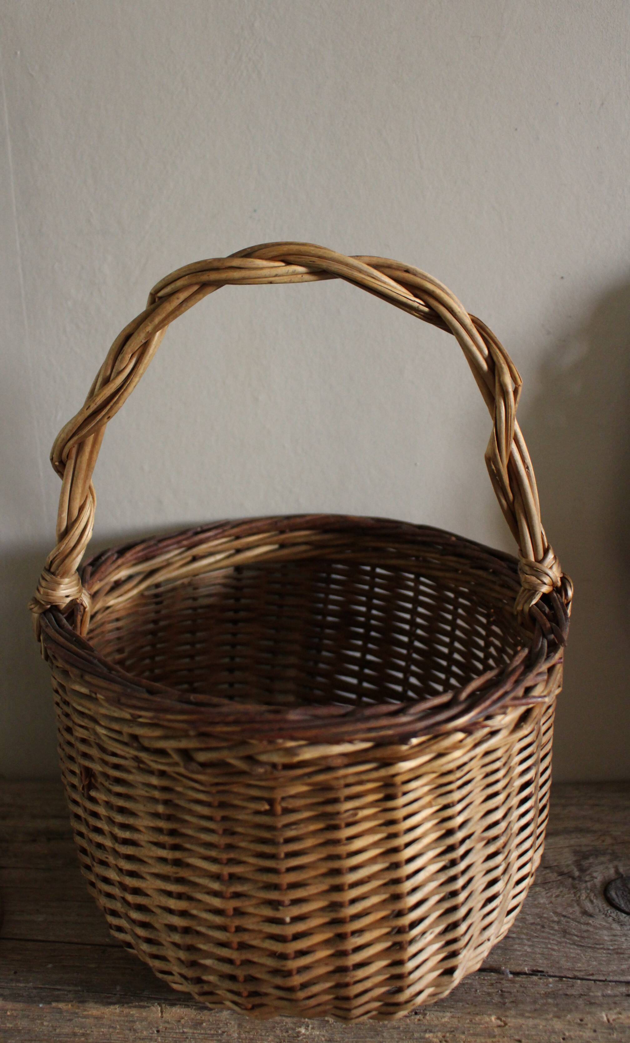 Small round wicker basket with one handle