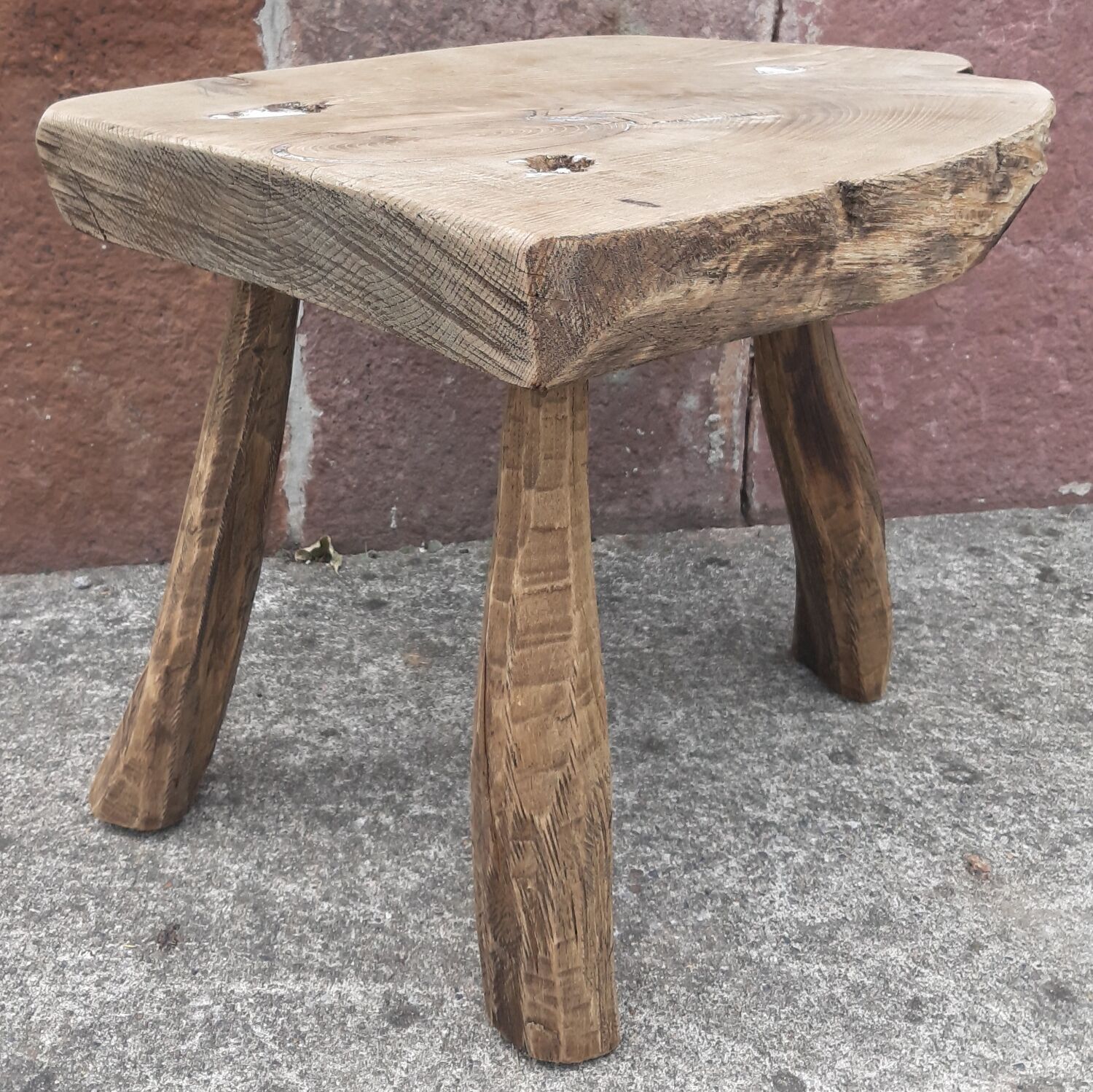 Brutalist coffee table in solid wood, tripod. (Popular art)